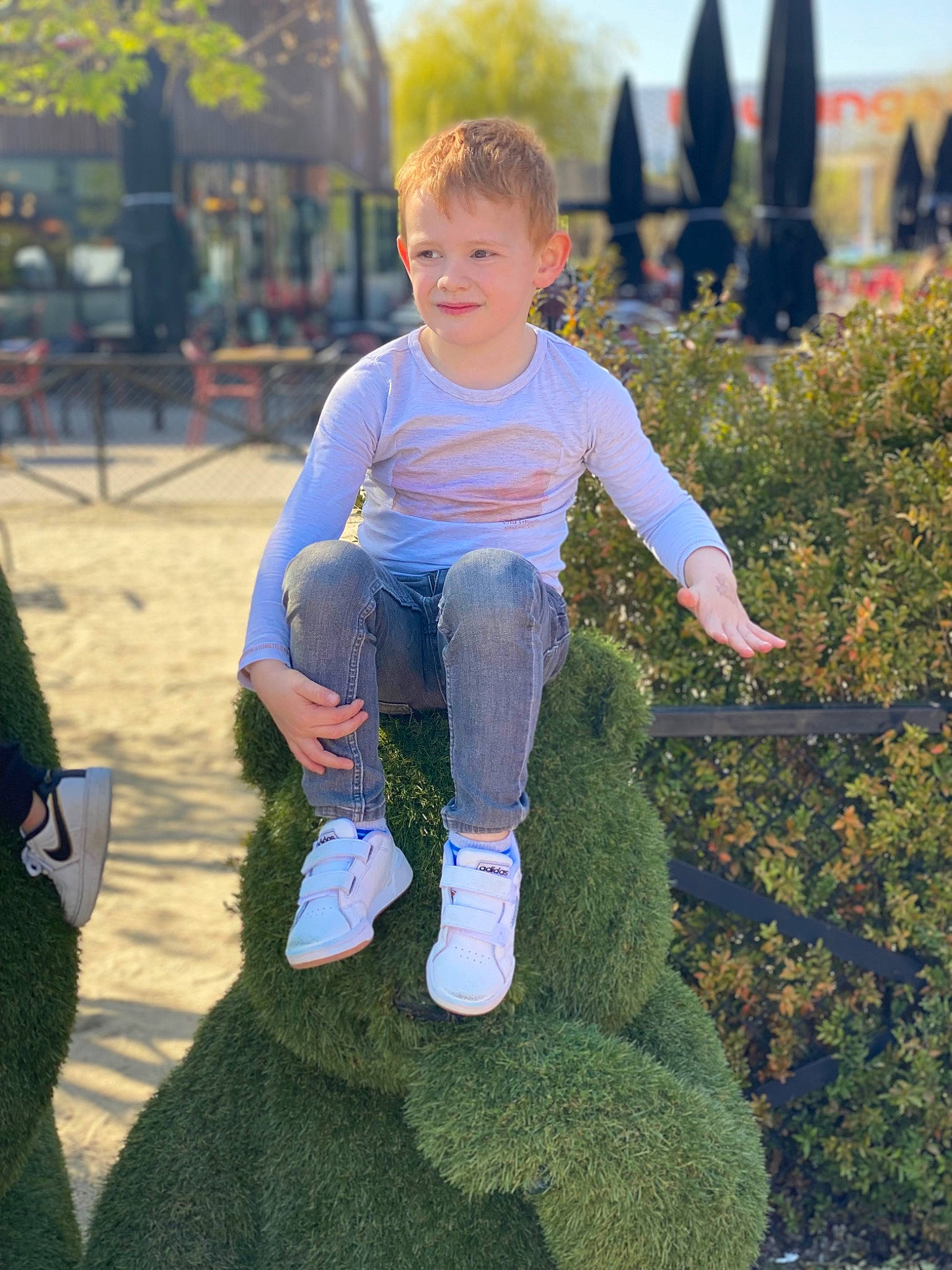 Evans participe au concours pour gagner de l'argent avec cette photo : boot, child, city, denim, electric_blue, fun, grass, happy, joy, leisure, people_in_nature, person, plant, recreation, sitting, sky, soil, spring, swing, t_shirt