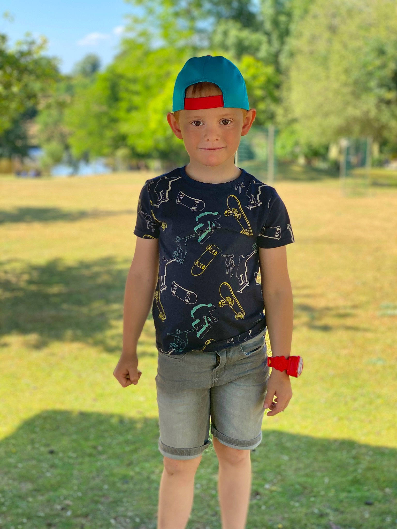 Evans a rejoint le concours — aidez-le/la à gagner de superbes lots ! baseball_cap, cap, electric_blue, eyewear, fun, grass, grassland, happy, headwear, landscape, leisure, neck, person, plant, recreation, shorts, sleeve, t_shirt, tree, trunk