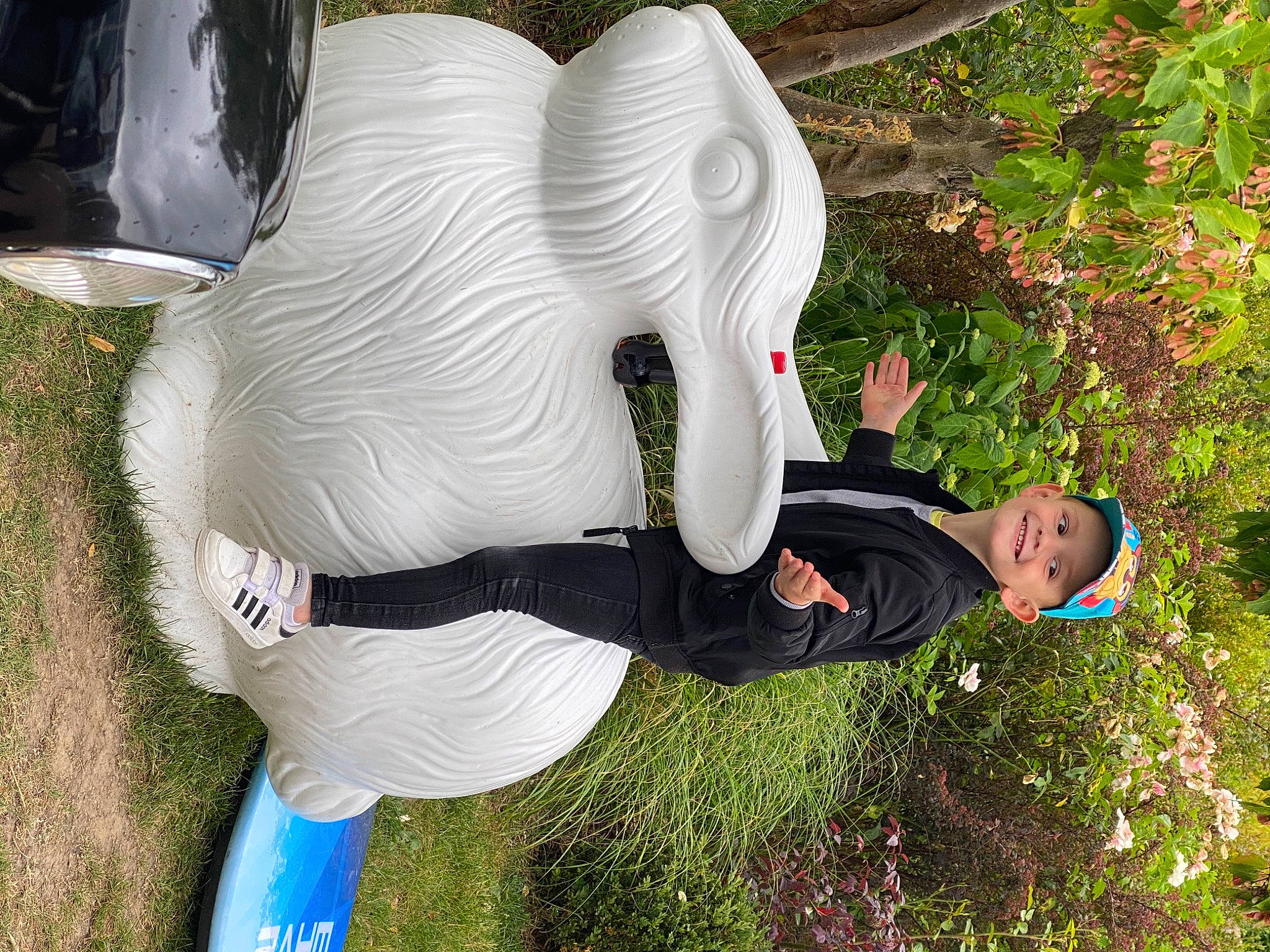 Evans participe au concours pour gagner de l'argent avec cette photo : adventure, animation, child, costume, elephant, fictional_character, fun, glove, grass, headwear, inflatable, joy, lawn_ornament, leisure, mascot, organism, person, personal_protective_equipment, plant, recreation