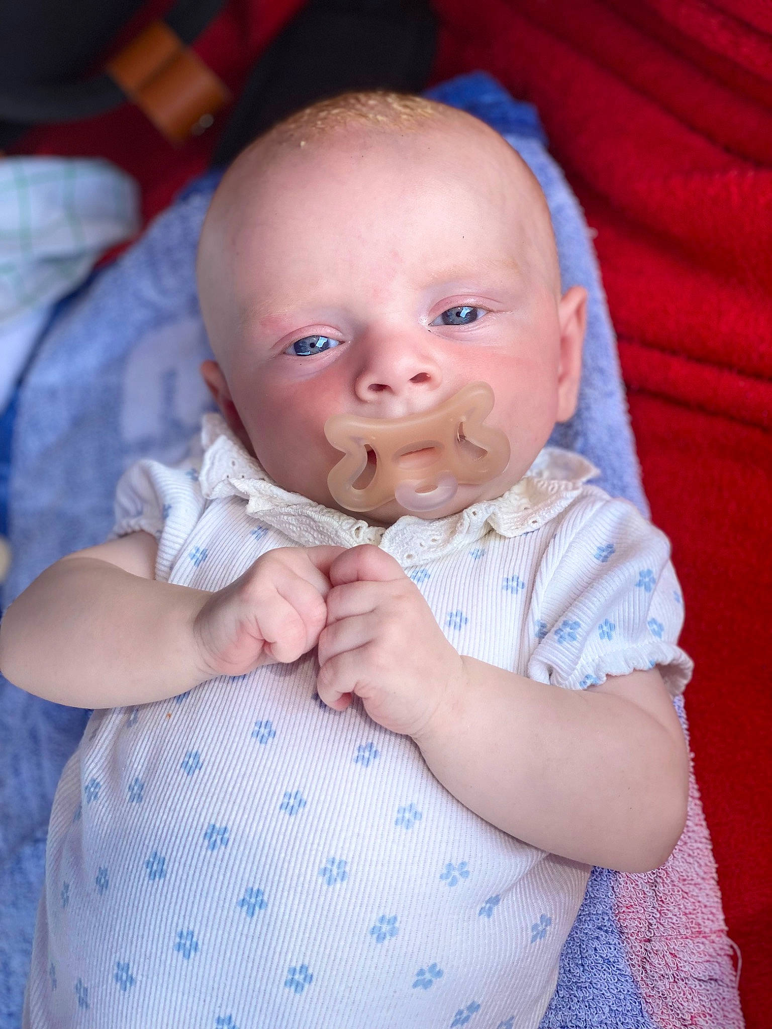 Aria a rejoint le concours — aidez-le/la à gagner de superbes lots ! azure, baby, baby_toddler_clothing, cheek, child, chin, gesture, hand, happy, head, iris, lip, nose, person, pink, purple, skin, sleeve, smile, textile