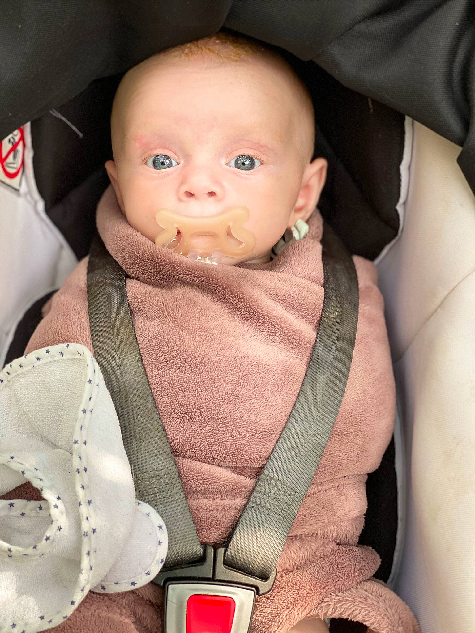 Aria participe au concours pour gagner de l'argent avec cette photo : baby, baby_carriage, baby_products, baby_safety, baby_sleeping, baby_toddler_clothing, car_seat, carmine, cheek, chest, child, comfort, doll, grey, linens, pattern, person, seat_belt, sitting, toddler