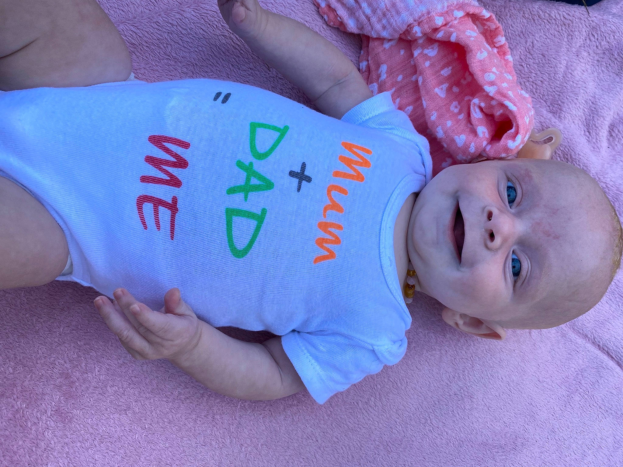 Aria a rejoint le concours — aidez-le/la à gagner de superbes lots ! baby, baby_toddler_clothing, child, elbow, electric_blue, finger, hand, hat, headgear, human_body, human_leg, knee, nail, person, red, skin, sleeve, smile, thigh, toddler