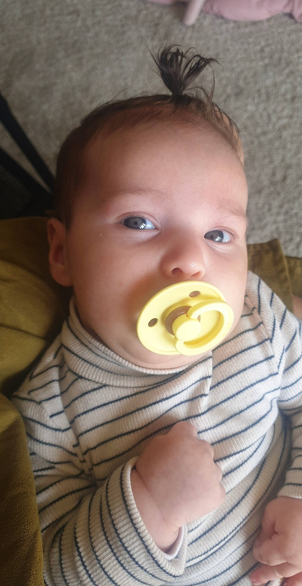 Ana a rejoint le concours — aidez-le/la à gagner de superbes lots ! baby, baby_products, baby_toddler_clothing, cheek, child, clothing, ear, eye, eyelash, fun, head, iris, lip, mouth, neck, nose, person, sitting, skin, tableware