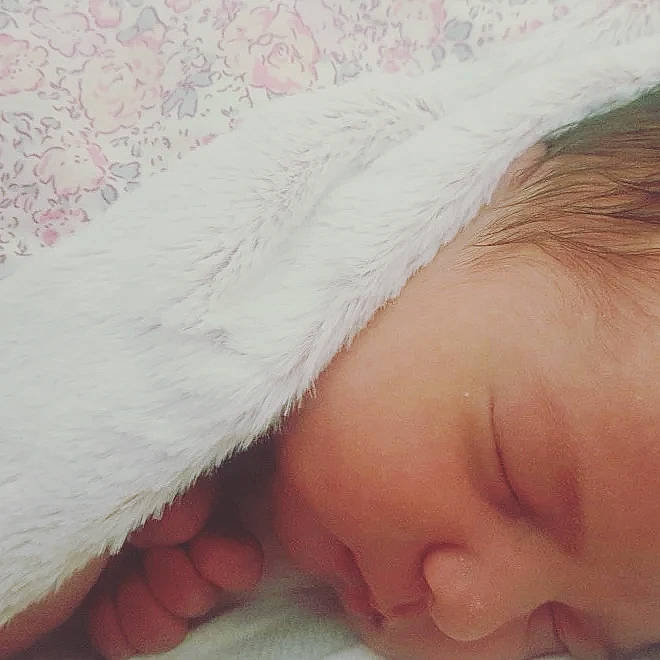 Ana a rejoint le concours — aidez-le/la à gagner de superbes lots ! arm, baby_sleeping, cheek, cloud, comfort, dress, eye, eyebrow, eyelash, face, finger, happy, headgear, headwear, human_body, leg, lip, nose, person, pink