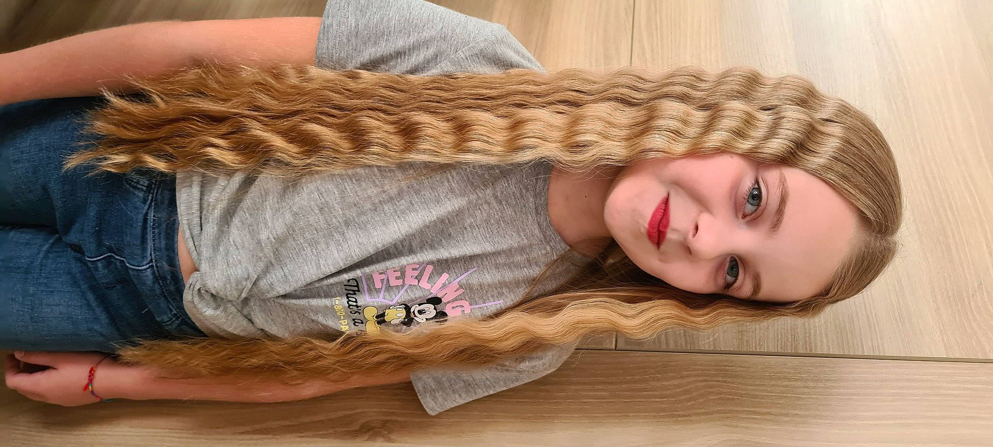 Eléana participe au concours pour gagner de l'argent avec cette photo : comfort, eye, face, flooring, hair, happy, hardwood, head, headgear, human_body, joint, joy, lip, long_hair, neck, person, shoulder, skin, smile, textile