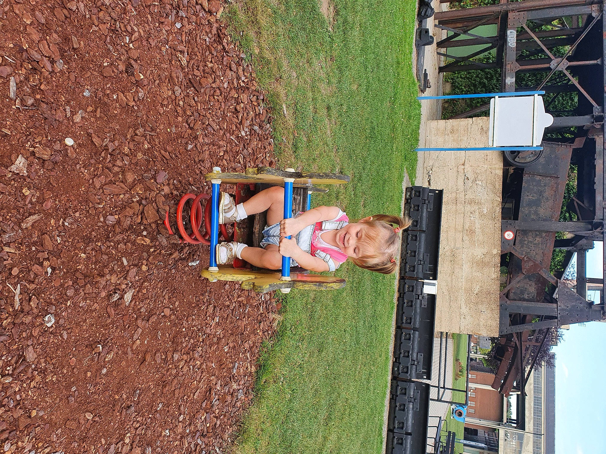 Sofia participe au concours pour gagner de l'argent avec cette photo : joy, person, soil, yard