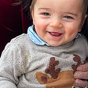 Louis participe au concours pour gagner de l'argent avec cette photo : baby, child, smiling, sweater, reindeer, holiday, cute, portrait, person, clothing, face, happy, infant, hand, warm, indoor, holding, head, red, cozy