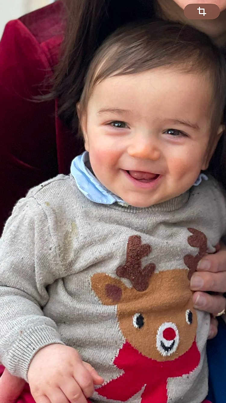 Louis participe au concours pour gagner de l'argent avec cette photo : baby, child, smiling, sweater, reindeer, holiday, cute, portrait, person, clothing, face, happy, infant, hand, warm, indoor, holding, head, red, cozy