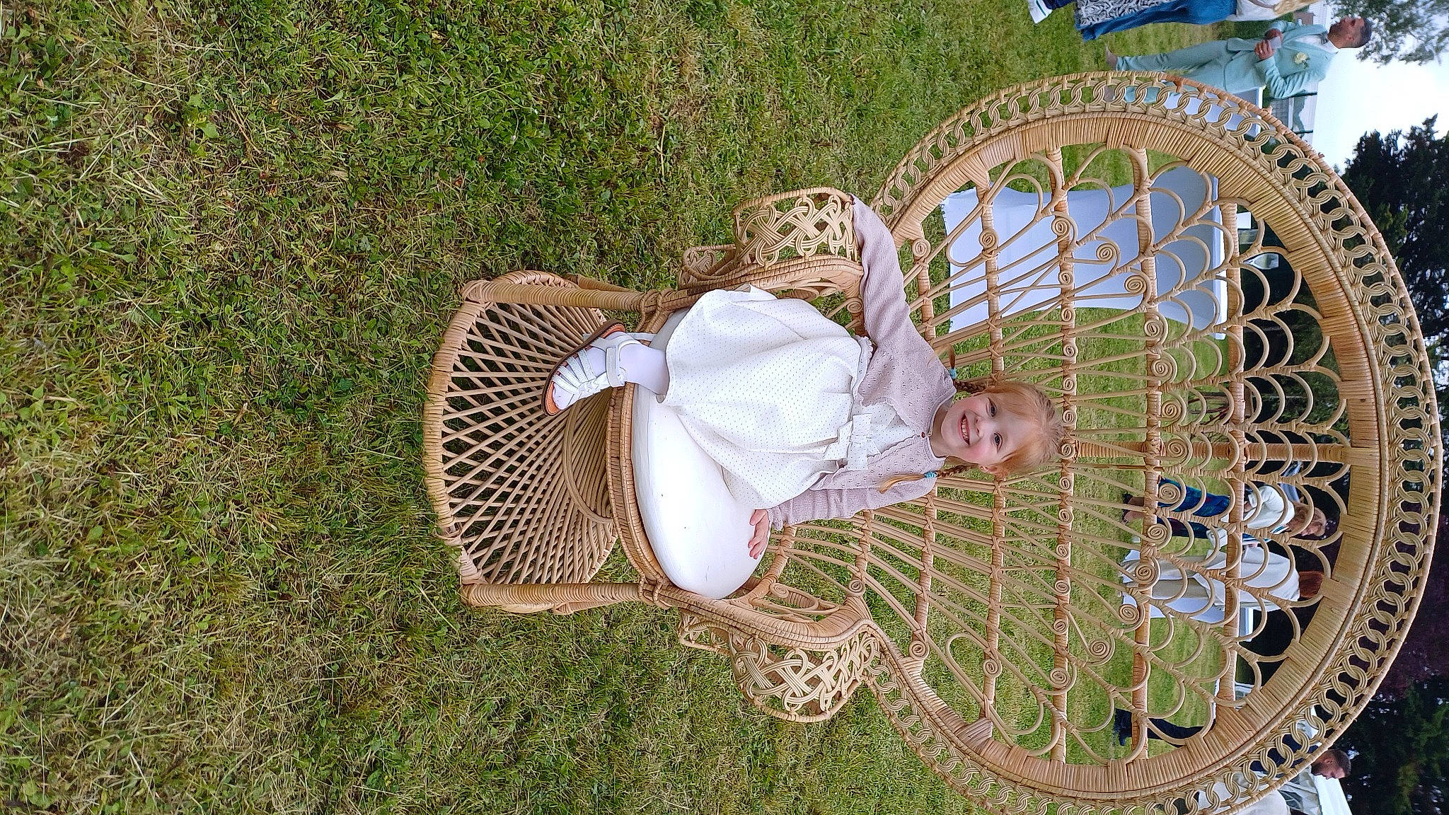 Léa a rejoint le concours — aidez-le/la à gagner de superbes lots ! baby_toddler_clothing, chair, child, circle, fun, grass, happy, hat, joy, leaf, leisure, metal, outdoor_furniture, pattern, people_in_nature, person, plant, sitting, toddler, tree