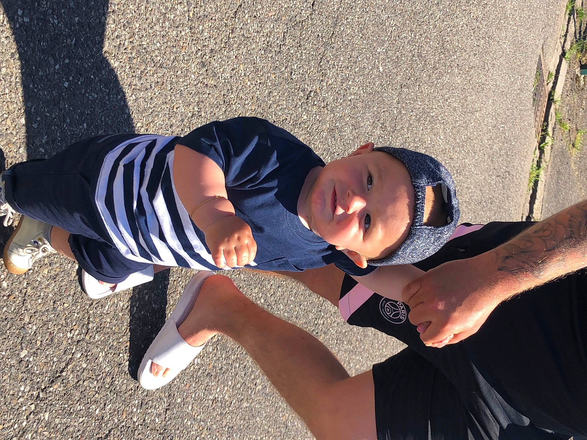 Louis participe au concours pour gagner de l'argent avec cette photo : cool, dress, eyewear, fun, glasses, grass, happy, headwear, human_leg, knee, leg, leisure, pattern, people_in_nature, person, plant, sunglasses, sunlight, textile, thigh