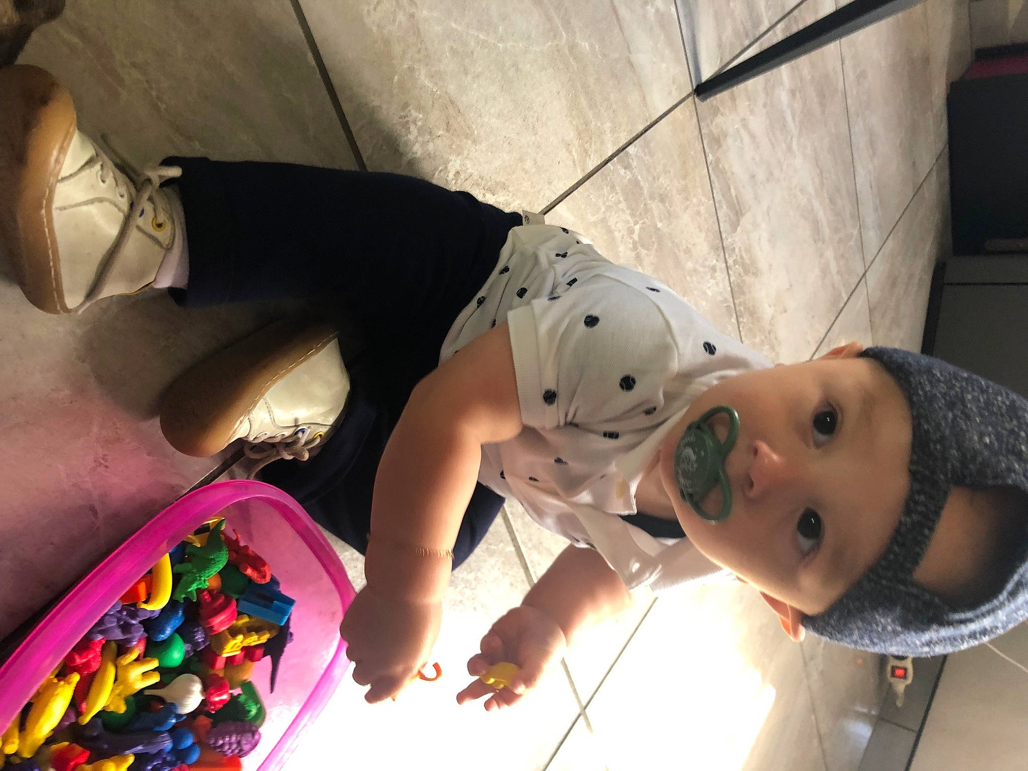 Louis a rejoint le concours — aidez-le/la à gagner de superbes lots ! artist, carmine, child, cool, costume, flooring, fun, fur, hat, human_leg, leisure, magenta, mouth, pattern, person, recreation, toddler, visual_arts, white