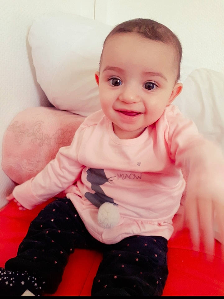 Yomna a rejoint le concours — aidez-le/la à gagner de superbes lots ! arm, baby, baby_playing_with_toys, baby_toddler_clothing, cheek, comfort, facial_expression, finger, flash_photography, fun, happy, iris, joy, lip, person, pink, product, skin, sleeve, smile