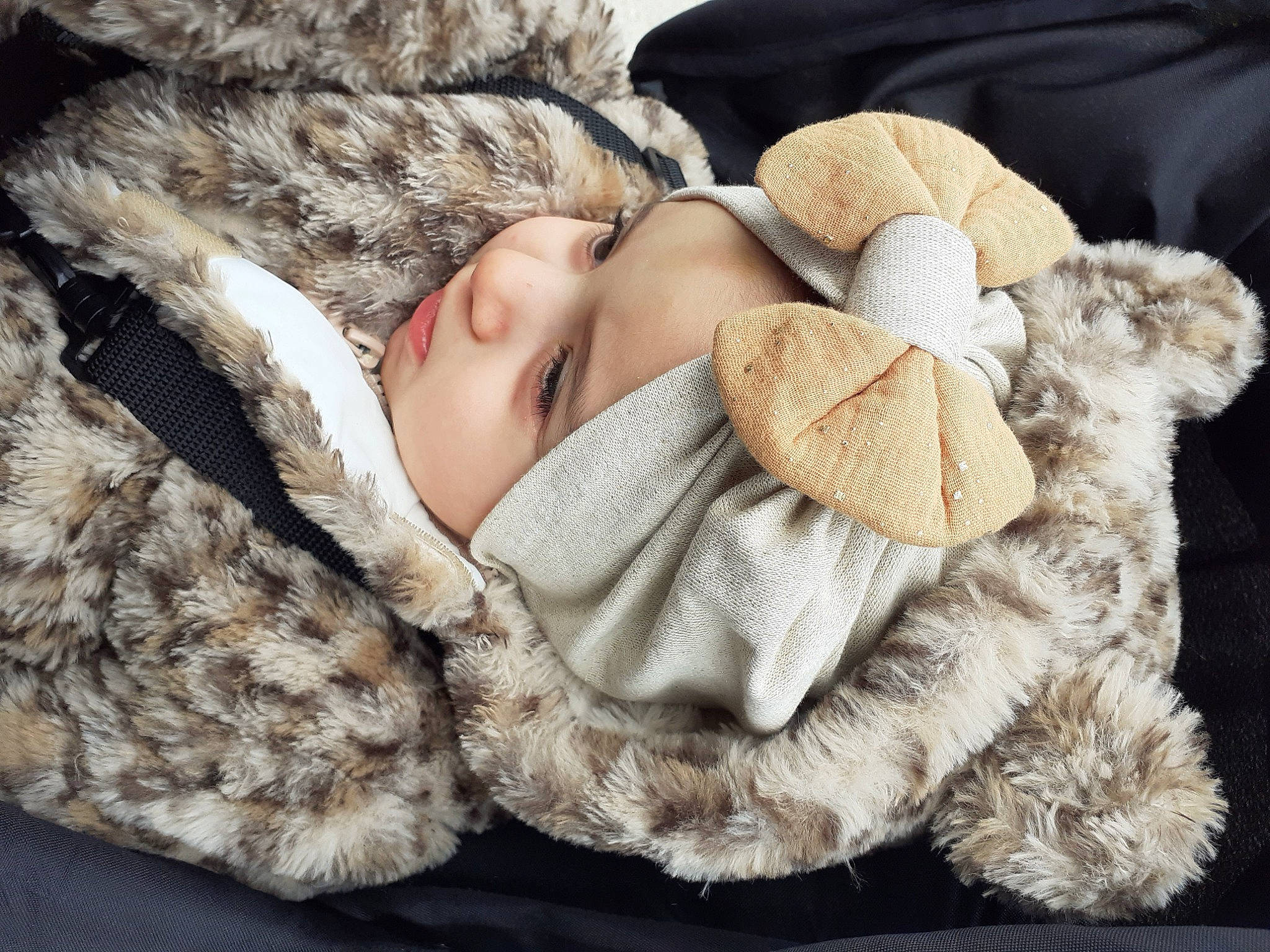 Yomna a rejoint le concours — aidez-le/la à gagner de superbes lots ! baby_toddler_clothing, beige, cap, comfort, fashion_accessory, fur, fur_clothing, gesture, grey, hat, headgear, headwear, knit_cap, linens, military_camouflage, pattern, person, sleeve, toddler, vertebrate