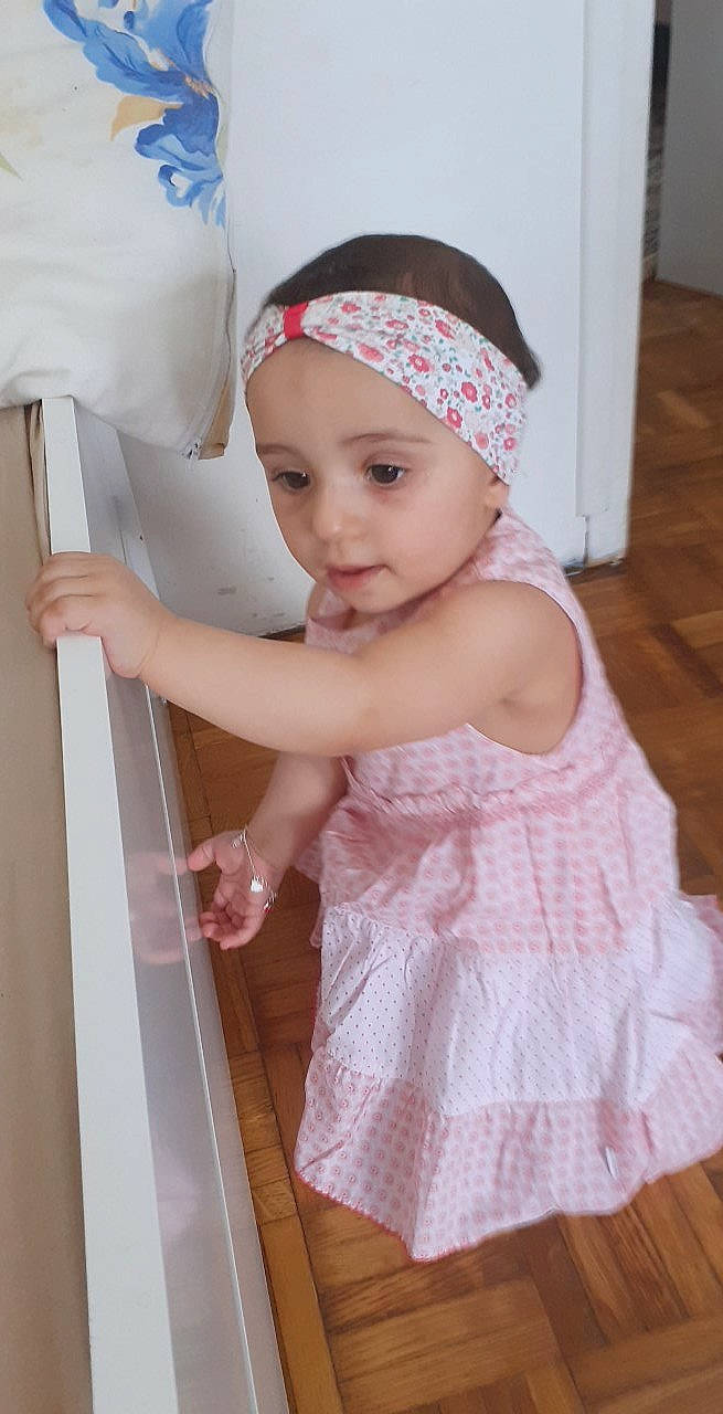 Yomna a rejoint le concours — aidez-le/la à gagner de superbes lots ! baby, baby_products, baby_toddler_clothing, beanie, cap, child, costume, embellishment, fashion_accessory, flooring, headband, headwear, magenta, pattern, person, pink, product, skin, sleeve, smile