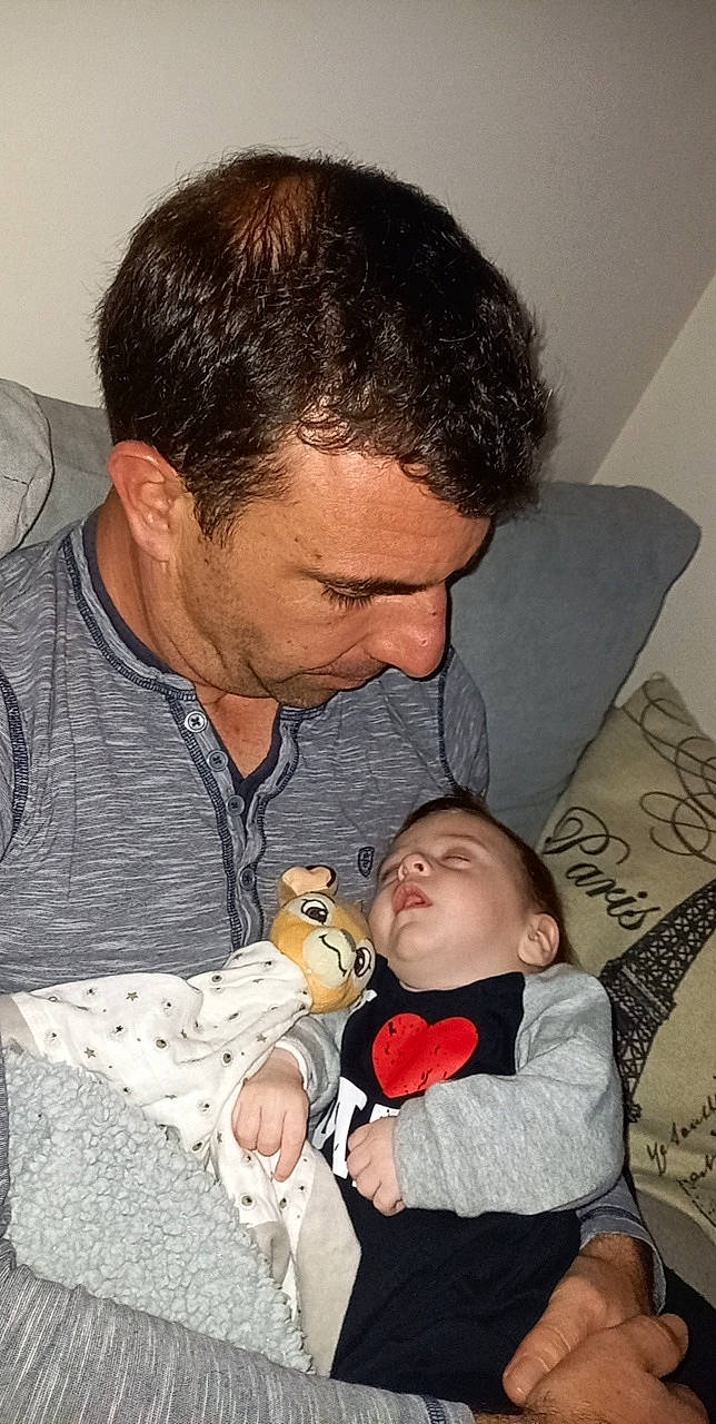 Leo participe au concours pour gagner de l'argent avec cette photo : baby, cheek, comfort, couch, ear, face, facial_expression, fun, hairstyle, happy, head, human, iris, lap, mammal, mouth, nose, organ, person, skin