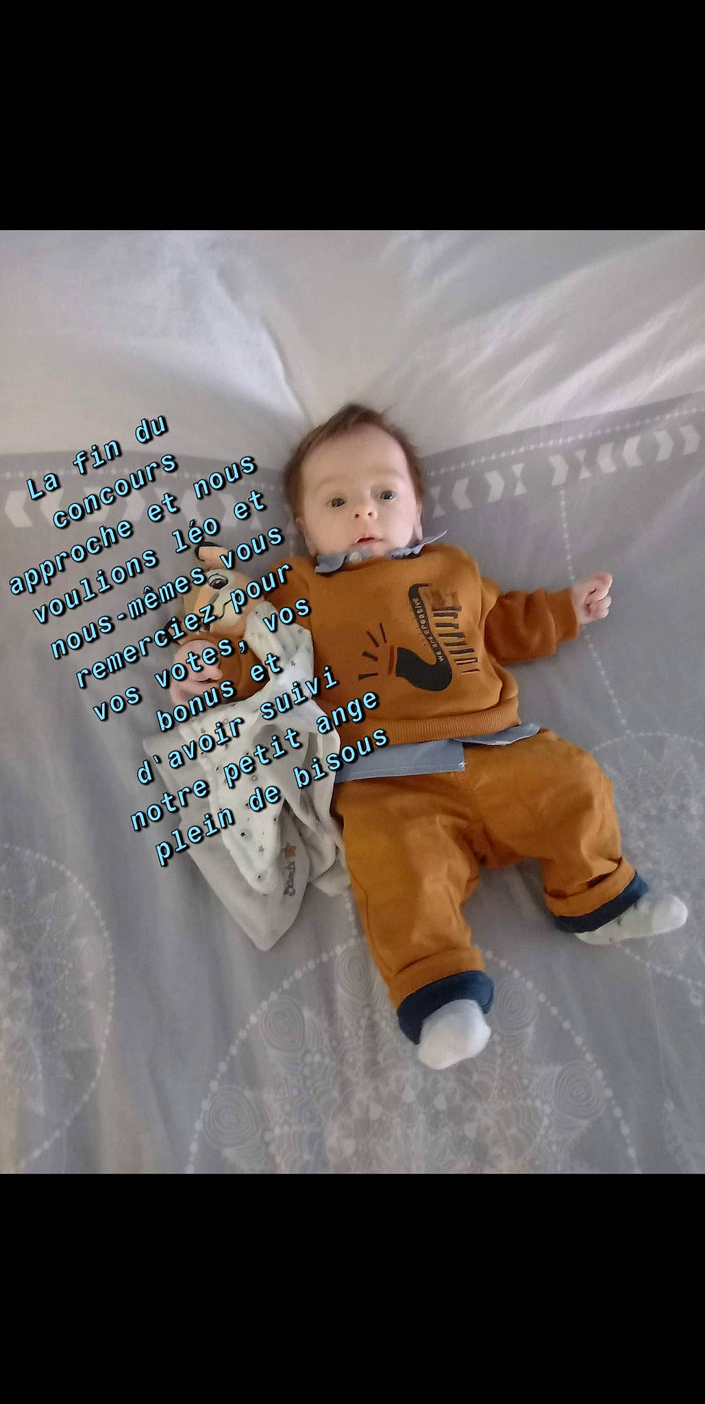 Leo a rejoint le concours — aidez-le/la à gagner de superbes lots ! baby, baby_toddler_clothing, ball, child, flooring, font, football, fur, happy, linens, martial_arts_uniform, outerwear, pattern, person, product, sitting, sleeve, sportswear, t_shirt, textile
