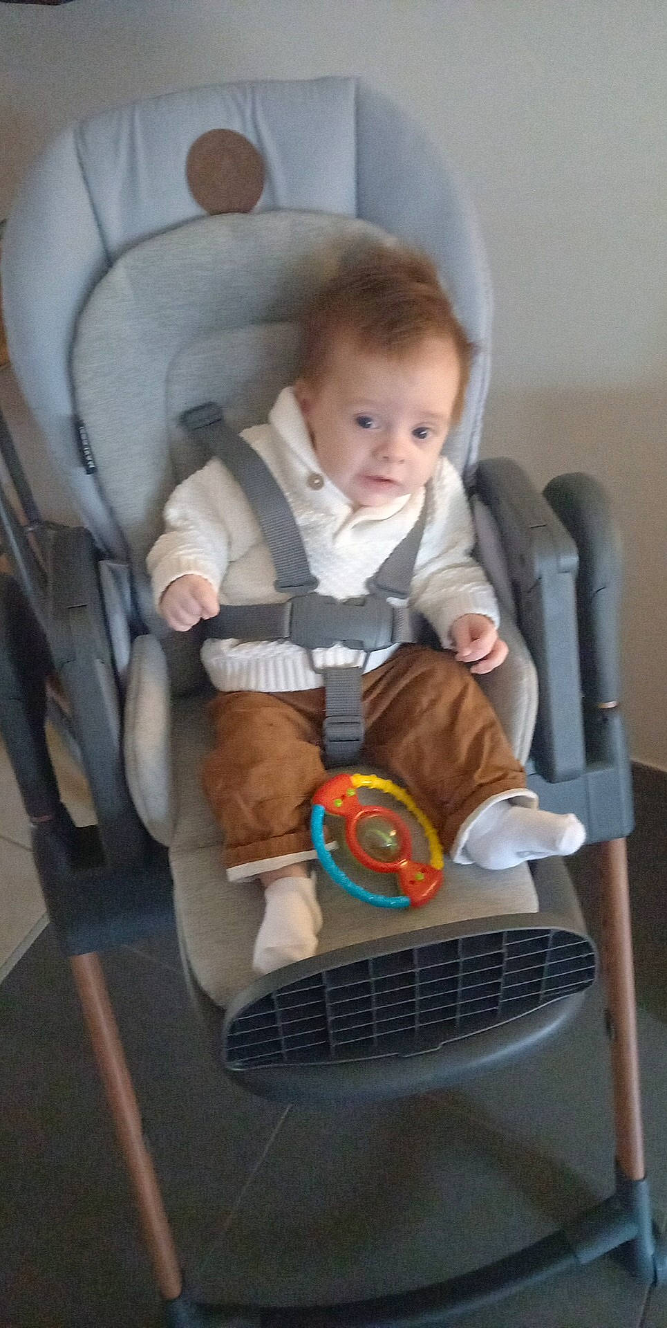 Leo participe au concours pour gagner de l'argent avec cette photo : audio_equipment, auto_part, baby, baby_carriage, baby_in_car_seat, baby_products, baby_safety, baby_toddler_clothing, car_seat, chair, child, comfort, lap, mechanical_fan, person, personal_protective_equipment, product, room, seat_belt, sitting