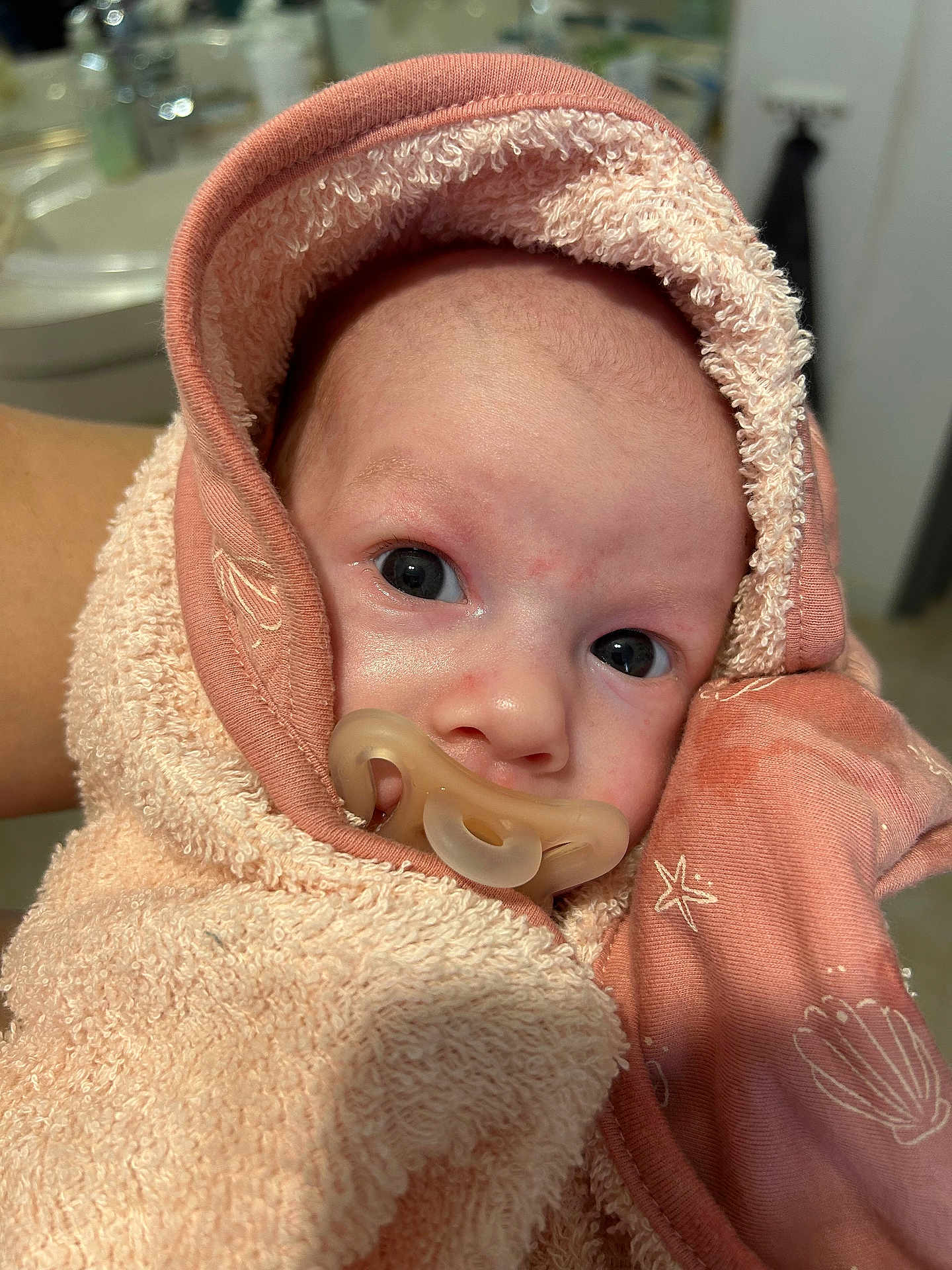 Romy participe au concours pour gagner de l'argent avec cette photo : baby, pacifier, towel, wrapped, infant, cute, face, skin, eyes, newborn, soft, fabric, hand, indoors, portrait, closeup, person, child, warm, cozy