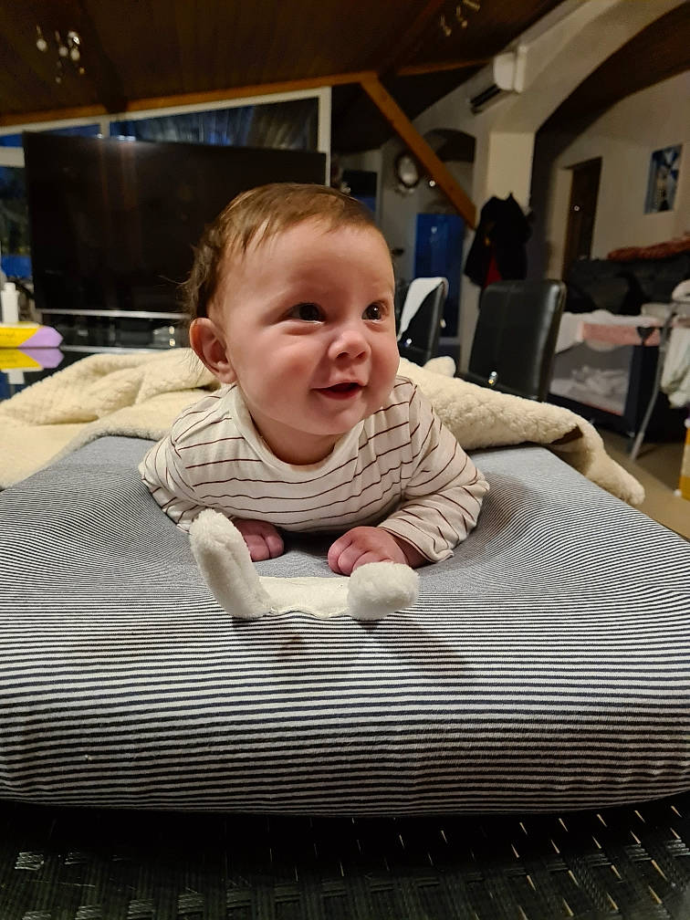 Paul participe au concours pour gagner de l'argent avec cette photo : baby, baby_laughing, baby_toddler_clothing, child, comfort, crawling, ear, floor, flooring, laugh, linens, person, play, toddler, tummy_time, wicker