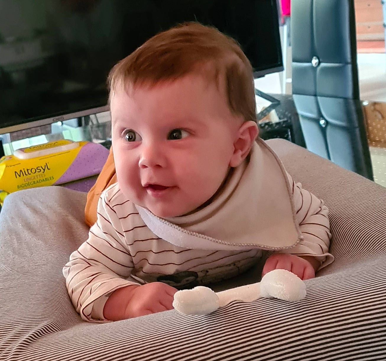 Paul a rejoint le concours — aidez-le/la à gagner de superbes lots ! armrest, baby, baby_products, baby_safety, baby_toddler_clothing, cheek, child, comfort, ear, eye, linens, mouth, nose, person, toddler, tummy_time