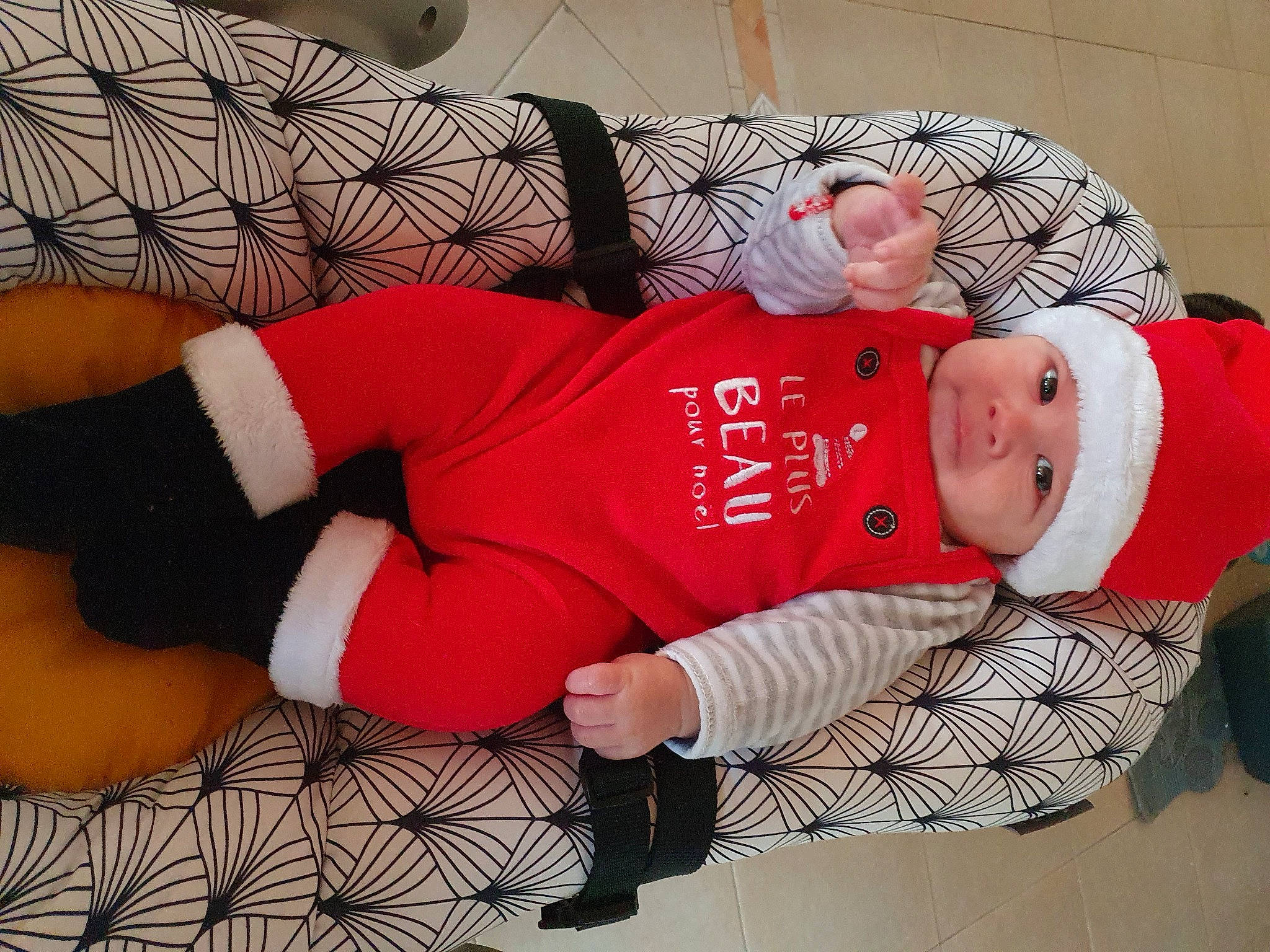 Paul participe au concours pour gagner de l'argent avec cette photo : baby, baby_toddler_clothing, carmine, comfort, couch, fur, headwear, person, plush, sleeve, toddler