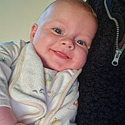 Noé a rejoint le concours — aidez-le/la à gagner de superbes lots ! baby, smile, face, hand, clothing, person, jacket, indoor, cute, child, happy, skin, closeup, infant, warm, texture, expression, young, holding, portrait