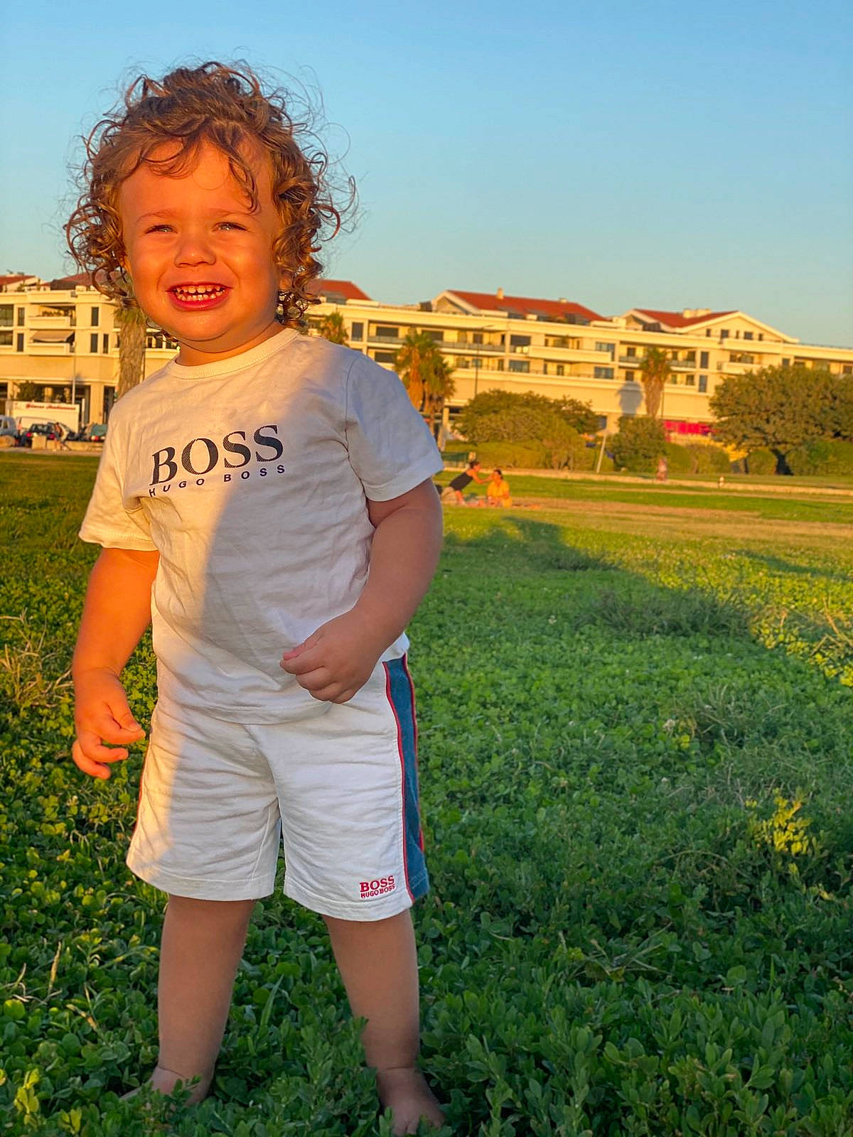 Fares a rejoint le concours — aidez-le/la à gagner de superbes lots ! child, eye, facial_expression, fun, grass, green, happy, head, joy, leaf, people, person, shorts, skin, sky, smile, standing, summer, t_shirt, toddler