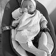 Lou participe au concours pour gagner de l'argent avec cette photo : baby, sleeping, blanket, headband, baby_seat, cushion, clothing, infant, peaceful, monochrome, portrait, cute, resting, indoors, soft_texture, tights, toddler, child, face, young