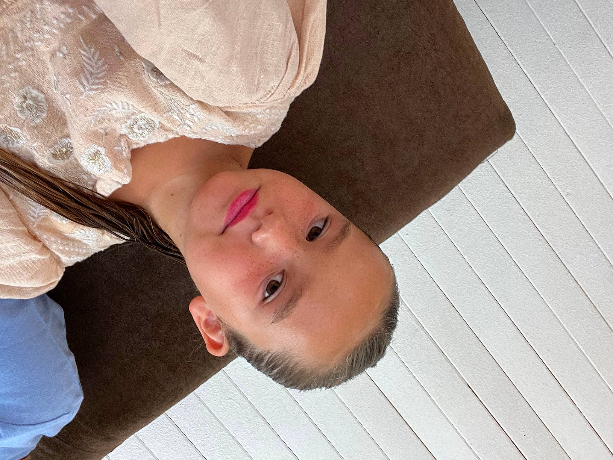 Jazley a rejoint le concours — aidez-le/la à gagner de superbes lots ! baby, baby_toddler_clothing, child, fashion_accessory, flooring, fun, grass, happy, hardwood, hat, lip, pattern, person, portrait_photography, skin, smile, toddler, tree, wood