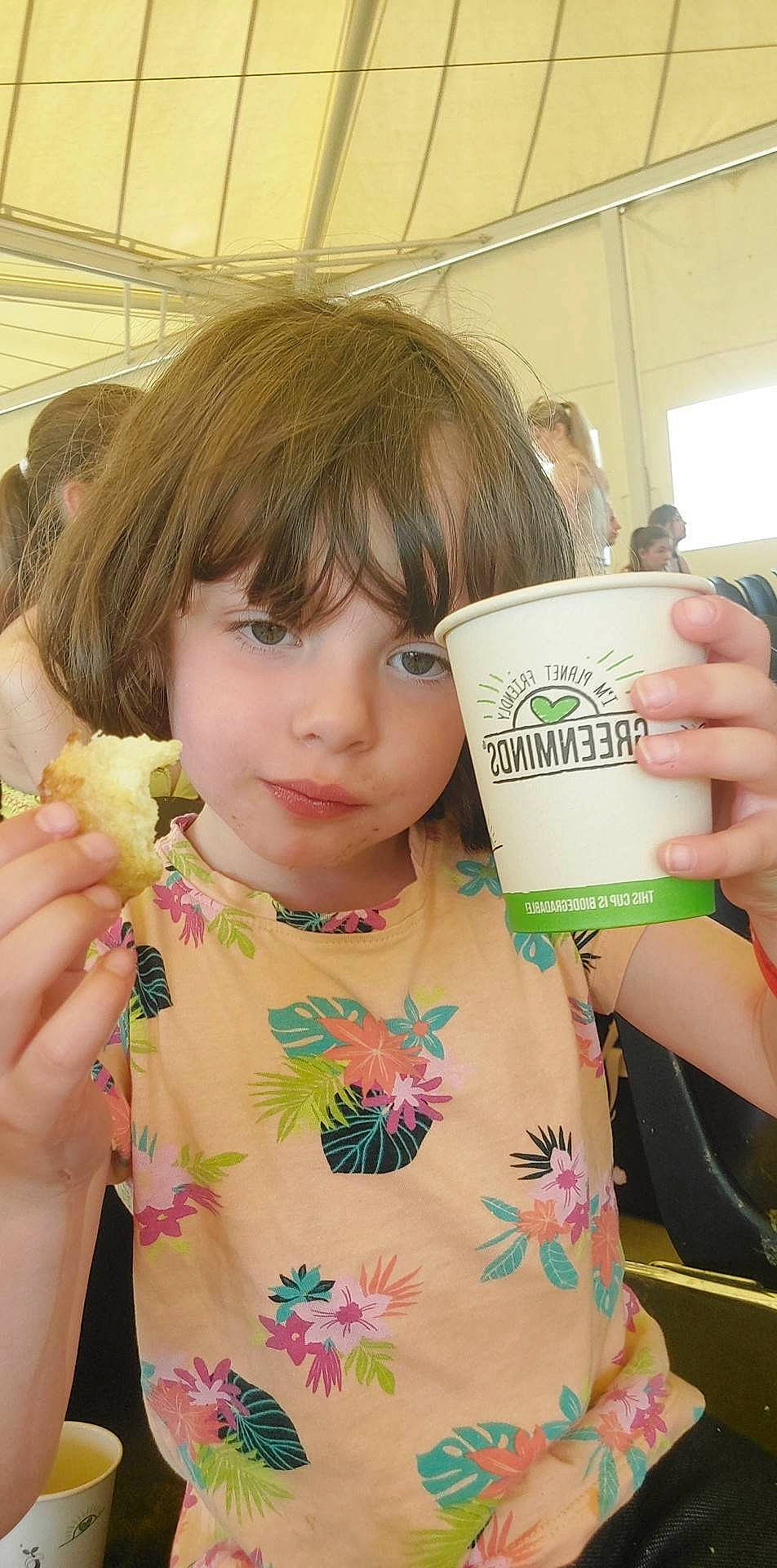 Lola a rejoint le concours — aidez-le/la à gagner de superbes lots ! bangs, beauty, blond, blurred, brown_hair, child, cup, drink, drinking, drinkware, eyelash, food, hime_cut, jewellery, nail, necklace, person, skin, soft_drink, sweetness