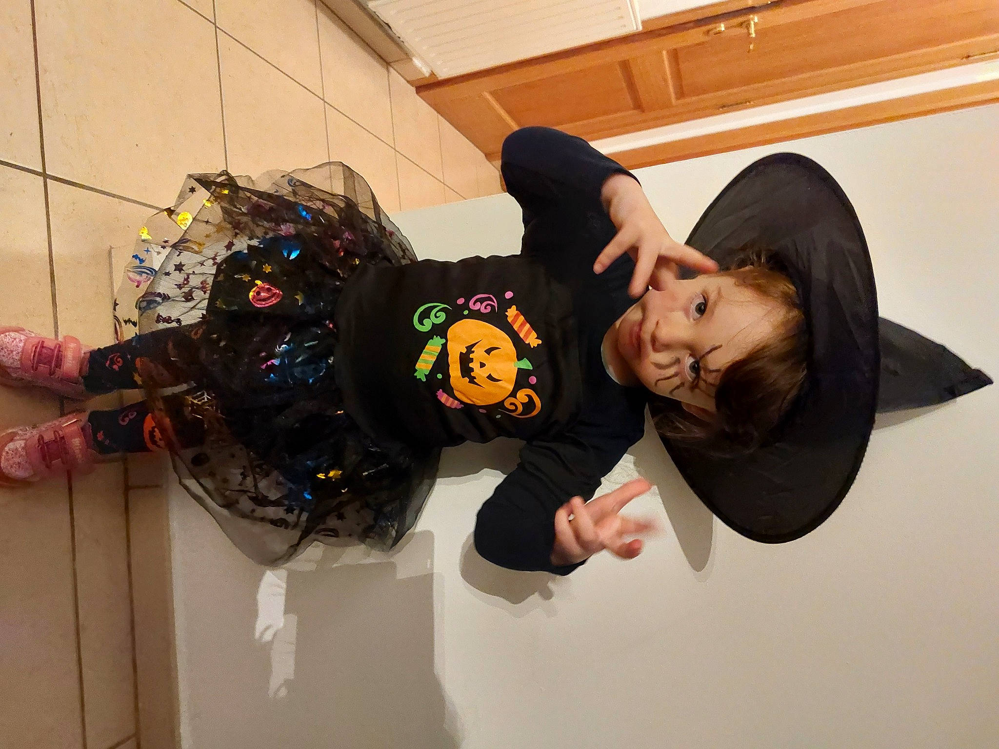 Lola a rejoint le concours — aidez-le/la à gagner de superbes lots ! arm, child, costume, elbow, fashion_accessory, fun, glove, happy, hat, headgear, person, personal_protective_equipment, room, smile, sun_hat, t_shirt, toddler, visual_arts