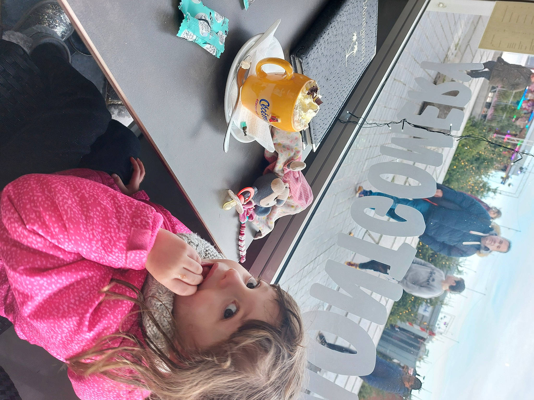 Lola participe au concours pour gagner de l'argent avec cette photo : cosmetics, eyelash, eyewear, fun, line, magenta, material_property, person, pink, room, snapshot, toy