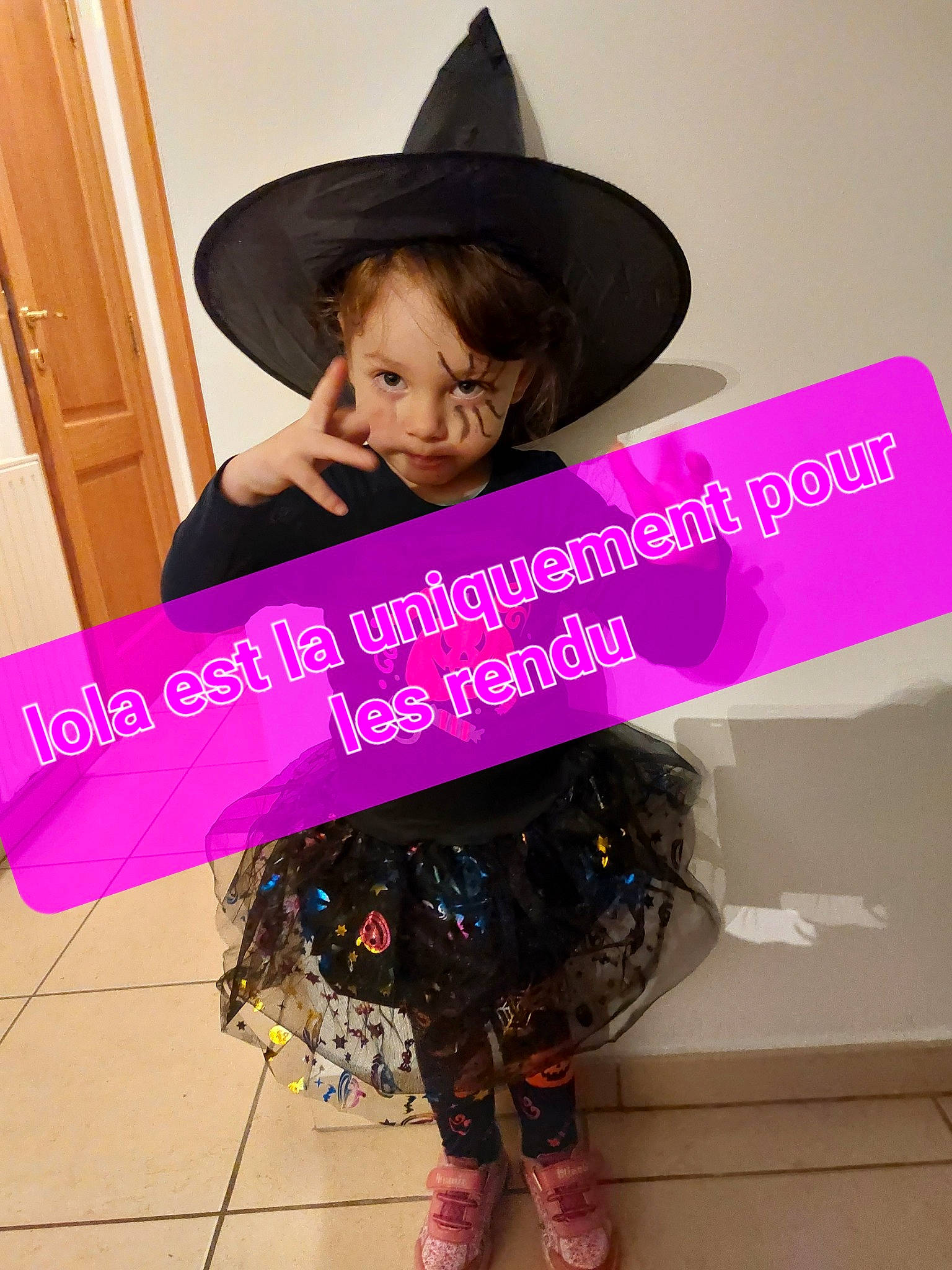 Lola a rejoint le concours — aidez-le/la à gagner de superbes lots ! child, costume_hat, cowboy_hat, door, fashion_accessory, font, formal_wear, happy, hat, magenta, person, pink, purple, sandal, shoe, sleeve, sun_hat, toddler, violet, waist