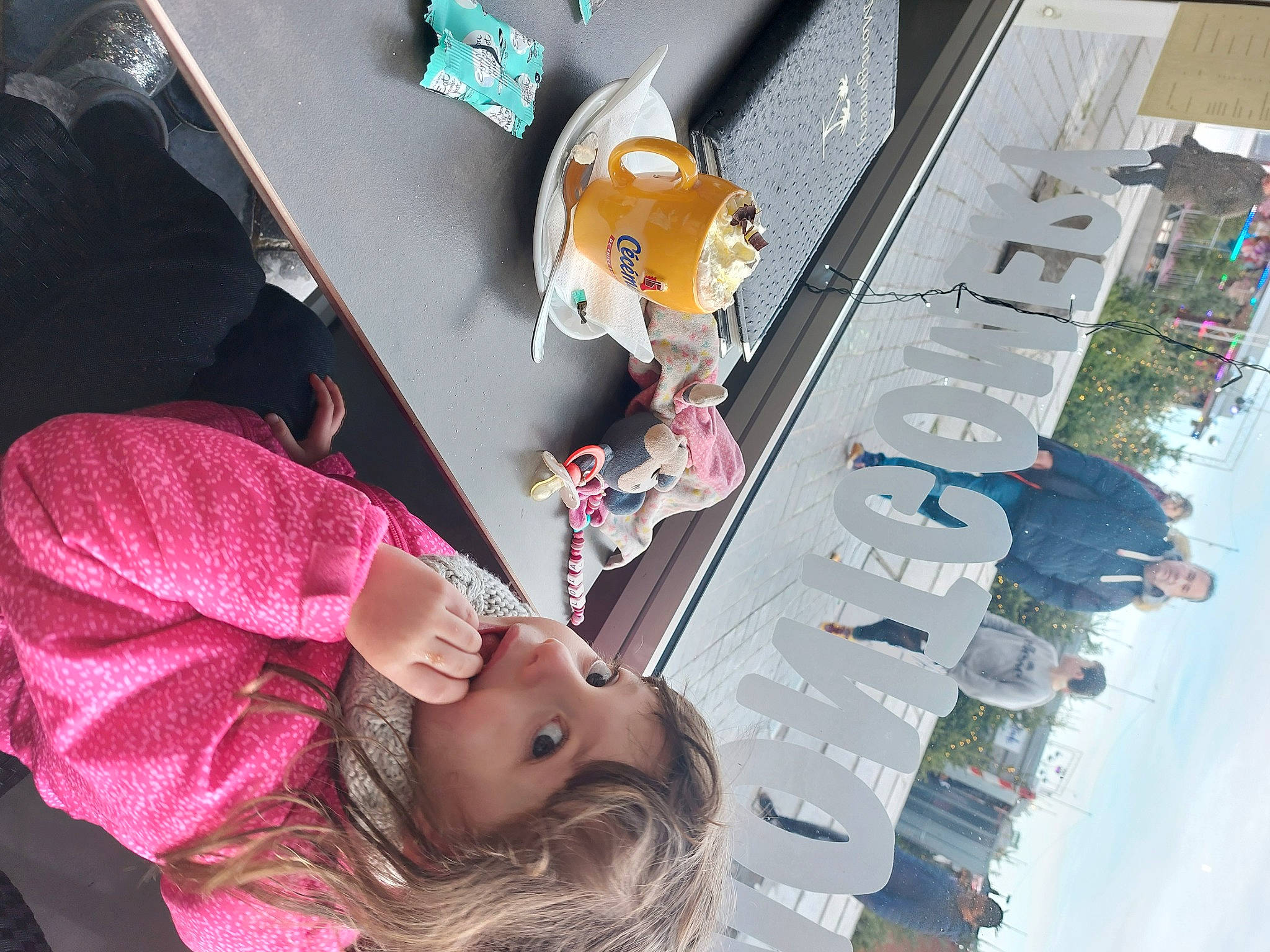 Lola participe au concours pour gagner de l'argent avec cette photo : doll, eyelash, eyewear, fun, line, magenta, material_property, pattern, person, pink, room, snapshot, textile, toy