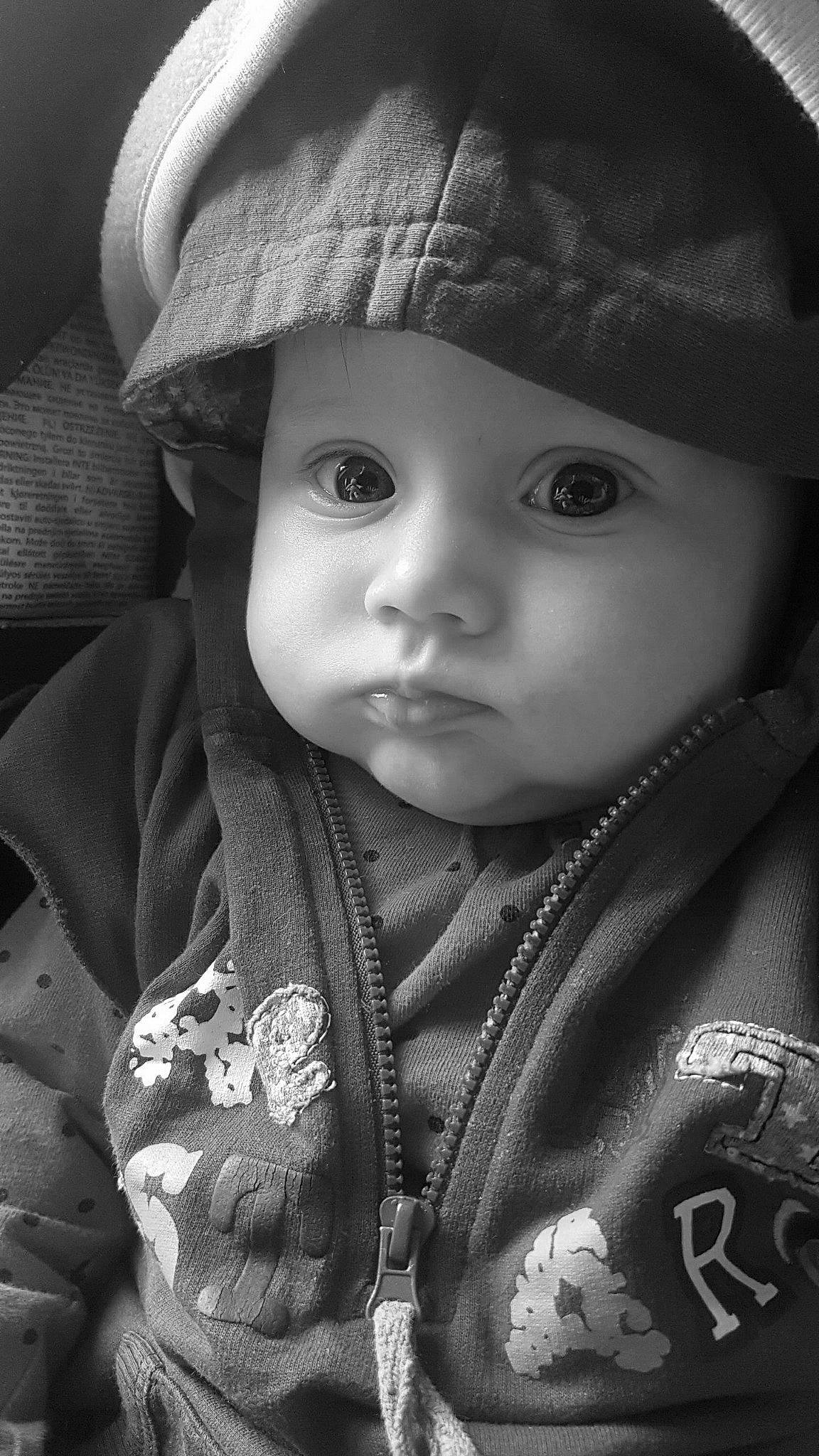 Aëlyna participe au concours pour gagner de l'argent avec cette photo : baby, black, black_and_white, cheek, child, close_up, eye, face, facial_expression, head, lip, monochrome, monochrome_photography, nose, organ, person, photography, skin, smile, toddler