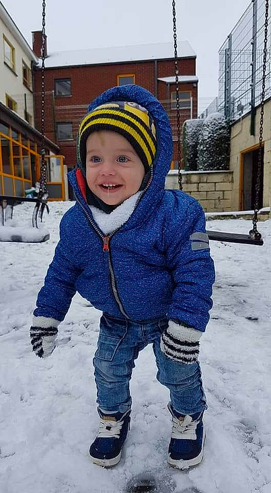 Aronn participe au concours pour gagner de l'argent avec cette photo : child, freezing, headwear, jeans, joy, outerwear, person, playing_in_the_snow, smile, snow, toddler, trousers, winter