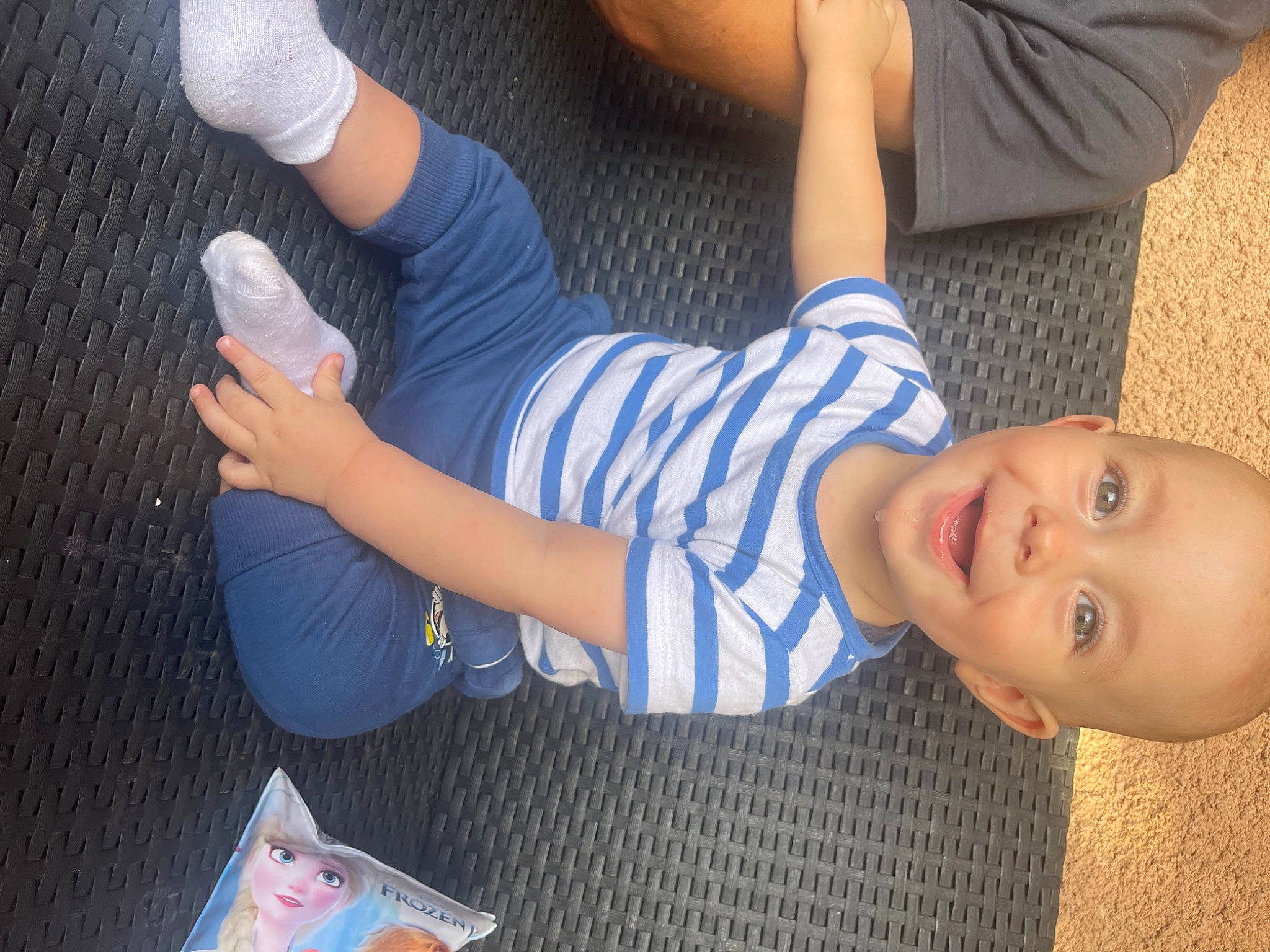 Leán participe au concours pour gagner de l'argent avec cette photo : arm, elbow, finger, fun, gesture, grass, hand, human_body, human_leg, joint, joy, knee, leisure, nail, person, smile, thigh, thumb, toddler, water