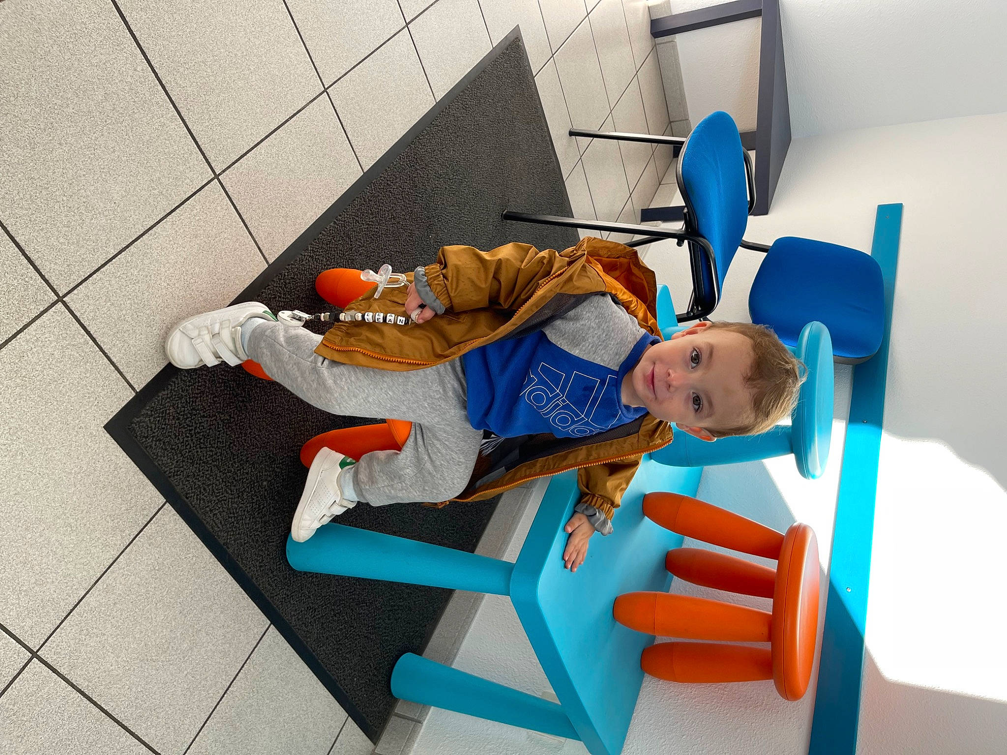 Leán a rejoint le concours — aidez-le/la à gagner de superbes lots ! armrest, bench, chair, child, comfort, electric_blue, flooring, furniture, human_leg, knee, leisure, machine, outdoor_furniture, person, room, sitting, toddler