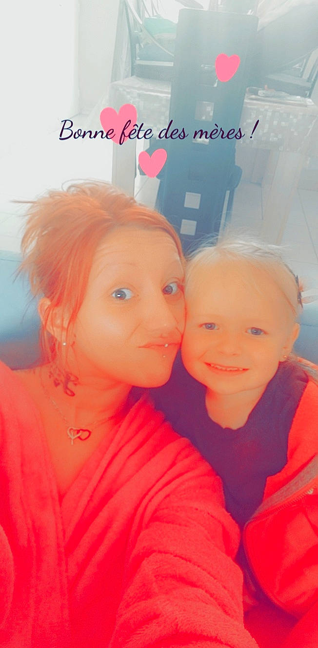 Judith a rejoint le concours — aidez-le/la à gagner de superbes lots ! child, event, fun, gesture, happy, holiday, interaction, iris, jewellery, joy, leisure, love, magenta, nose, peach, person, pink, selfie, skin, smile