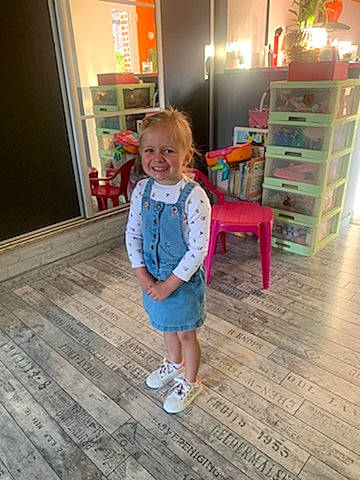 Judith a rejoint le concours — aidez-le/la à gagner de superbes lots ! baby_toddler_clothing, cabinetry, chair, child, door, drawer, dresser, floor, flooring, fun, happy, hardwood, joy, pattern, person, shelf, shorts, smile, standing, toddler