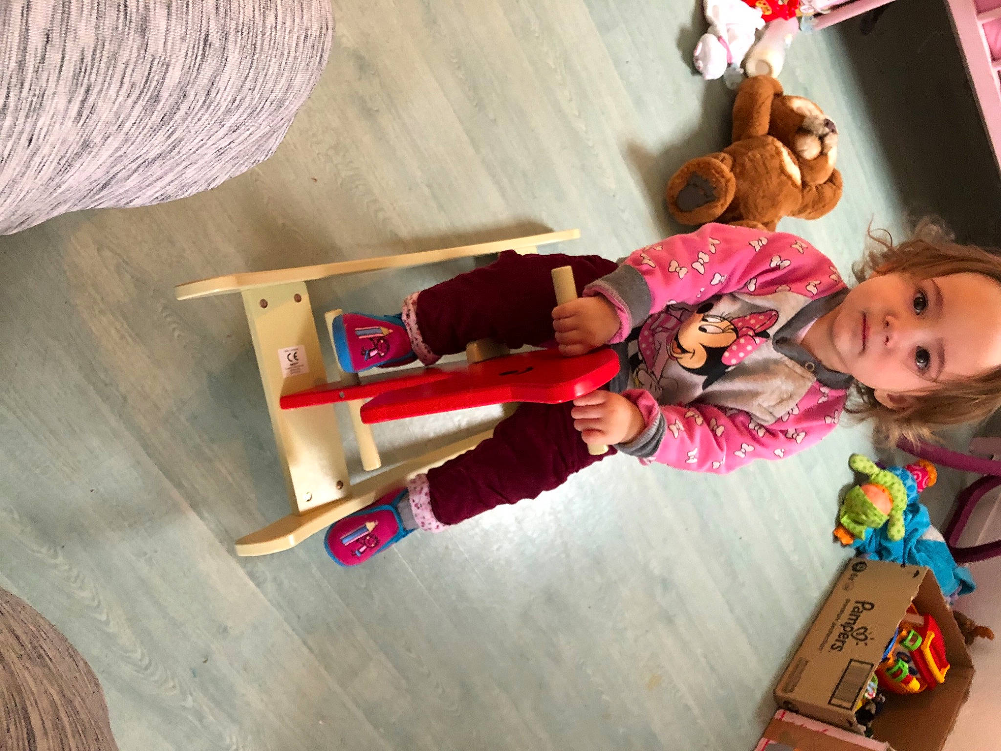 Andréa participe au concours pour gagner de l'argent avec cette photo : baby, baby_toddler_clothing, child, head, person, pink, sock, stuffed_toy, teddy_bear, textile, thread, toddler, toy, walking_shoe