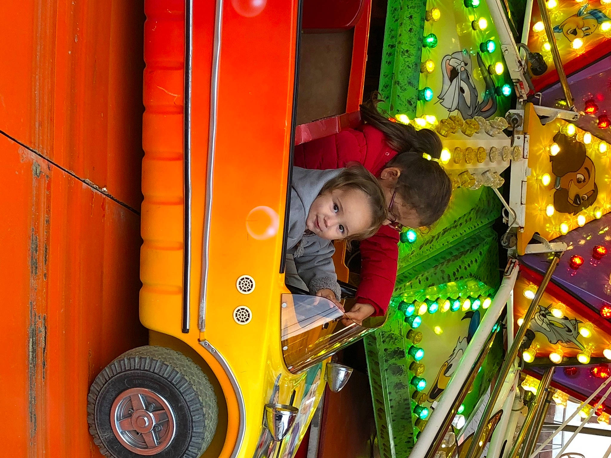 Andréa a rejoint le concours — aidez-le/la à gagner de superbes lots ! amusement_park, fun, ornament, outdoor_play_equipment, person, plastic, play, playground, public_space, tire_care, tread, yellow