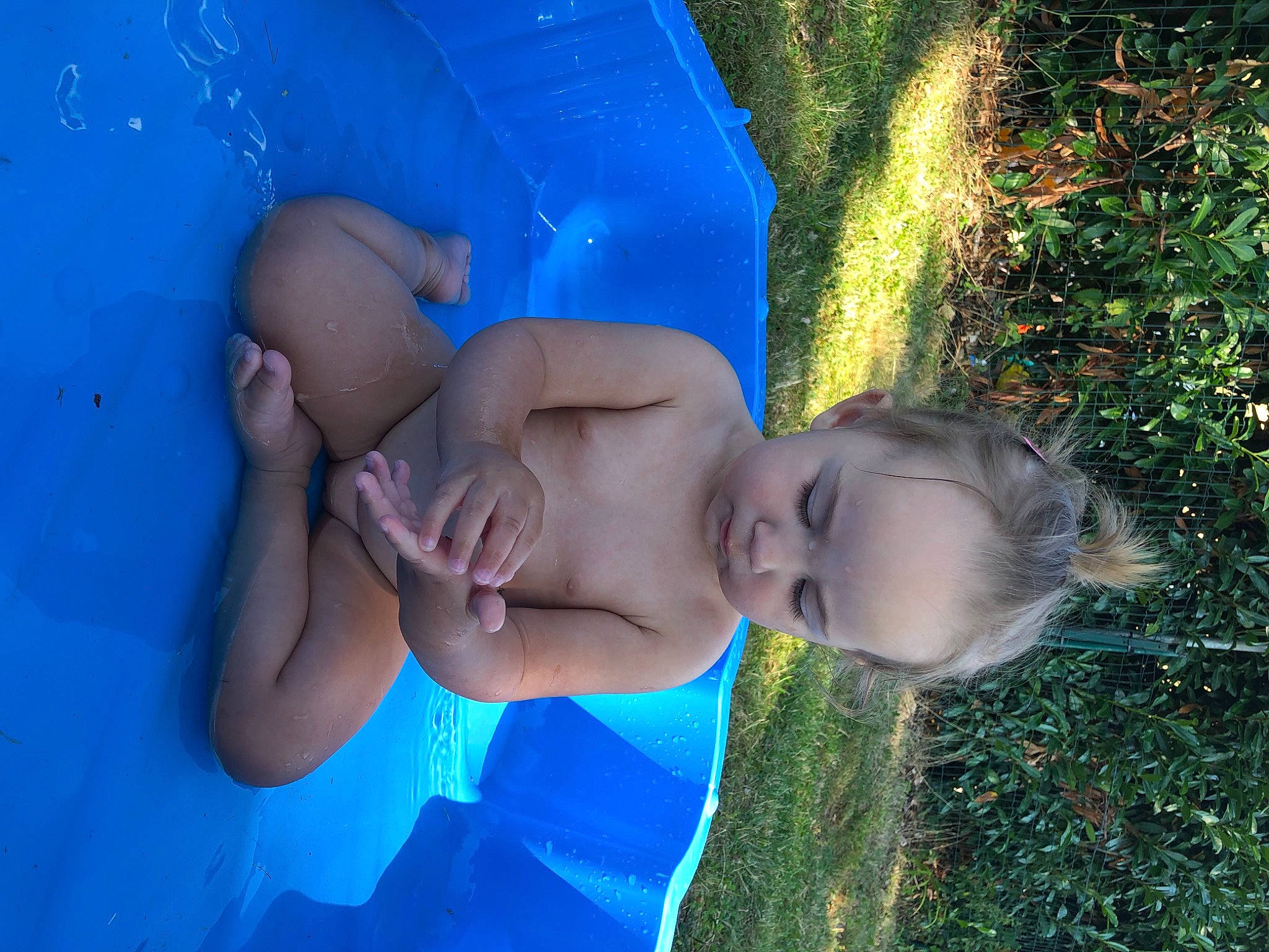 Andréa participe au concours pour gagner de l'argent avec cette photo : aqua, baby, baby_bathing, baby_toddler_clothing, barechested, bathing, blue, cheek, chest, child, ear, fluid, fun, leisure, muscle, people_in_nature, person, skin, summer, swimming_pool
