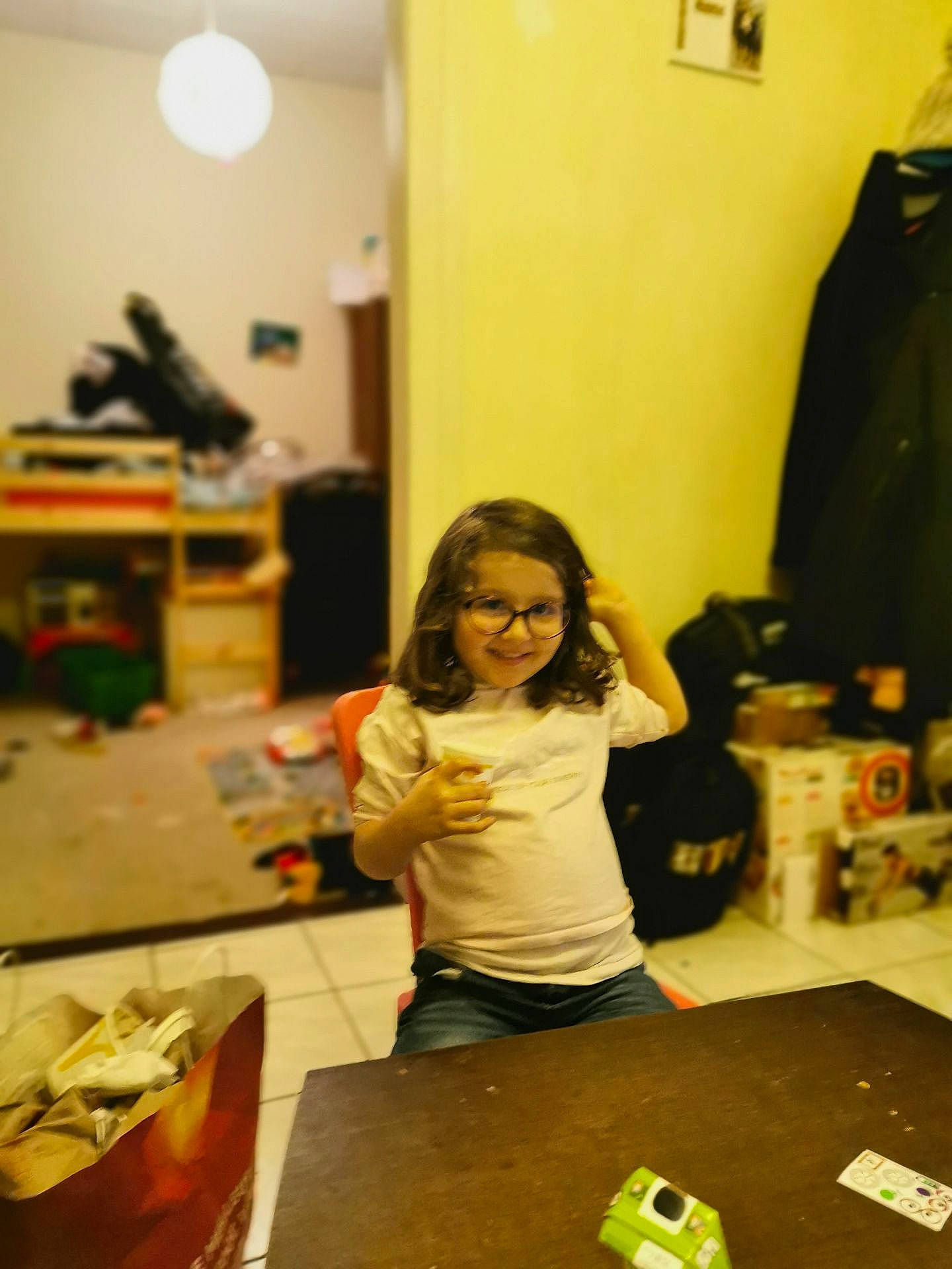 Maïwenn participe au concours pour gagner de l'argent avec cette photo : child, fun, joy, party, person, play, room, t_shirt, yellow