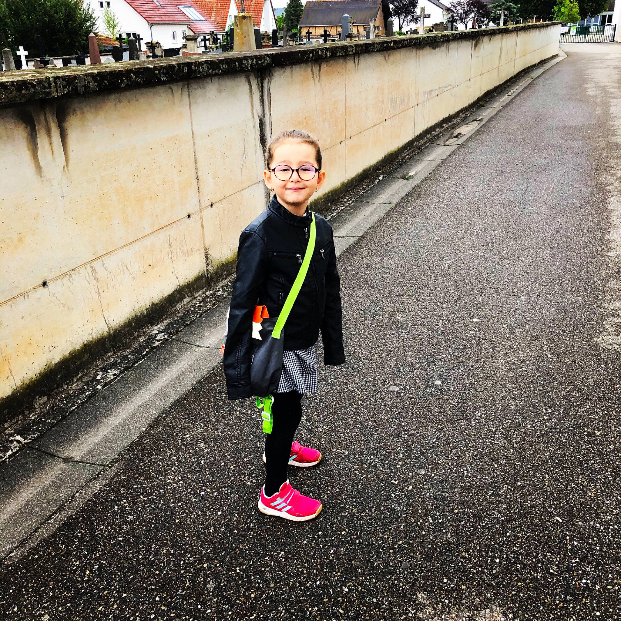 Maïwenn a rejoint le concours — aidez-le/la à gagner de superbes lots ! active_pants, asphalt, concrete, driveway, infrastructure, joy, person, public_space, road_surface, shadow, sidewalk, street_fashion, sweatpant, tar