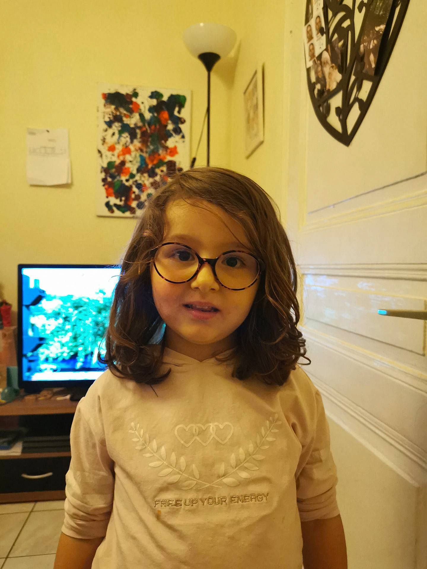 Maïwenn a rejoint le concours — aidez-le/la à gagner de superbes lots ! brown_hair, eyewear, forehead, fun, glasses, hair, hairstyle, long_hair, person, room, shoulder, t_shirt, vision_care