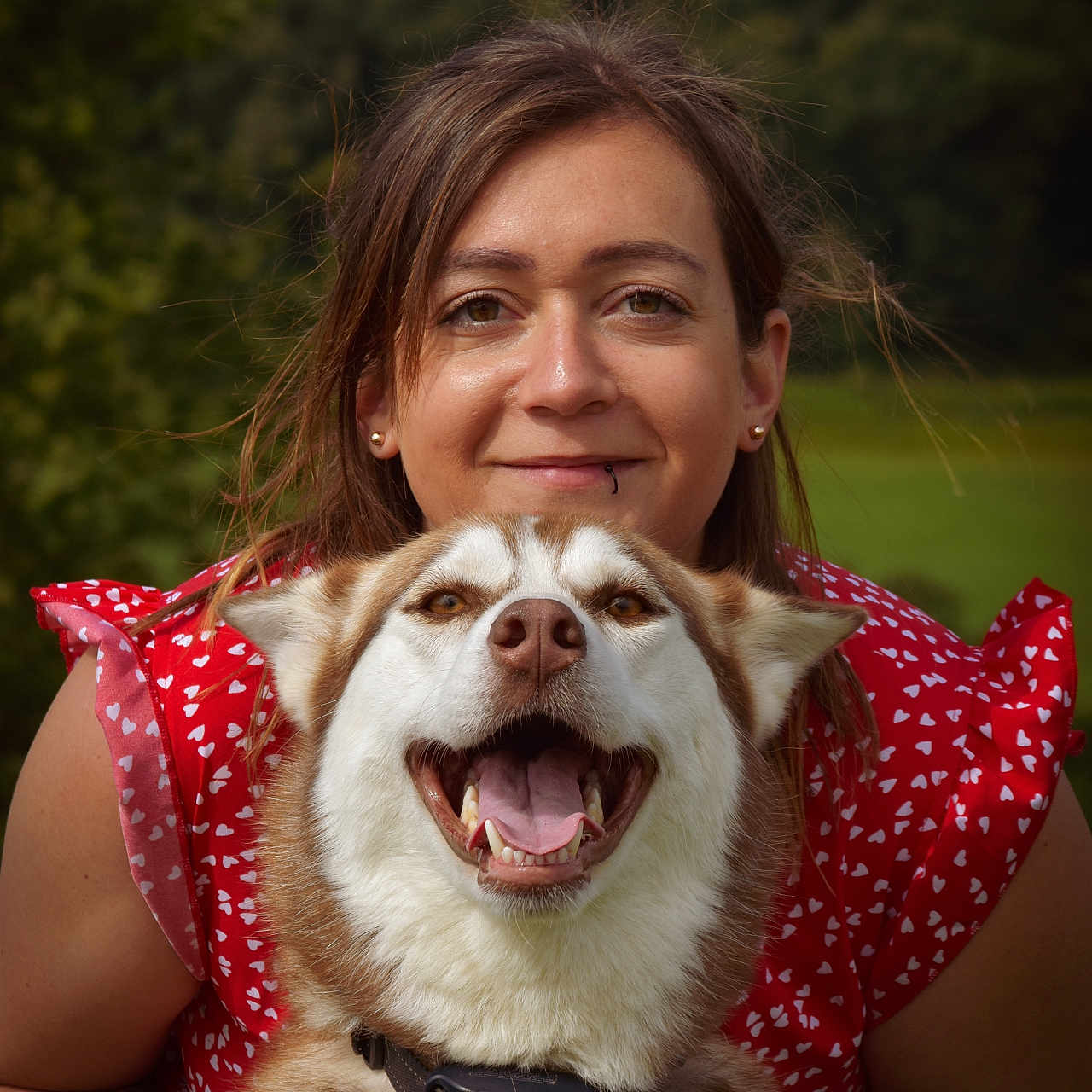 Talya participe au concours pour gagner de l'argent avec cette photo : animal, bodypart, canine, child, dog, eskimodog, face, female, finger, girl, hand, happy, head, husky, mouth, person, pet, photography, portrait, smile