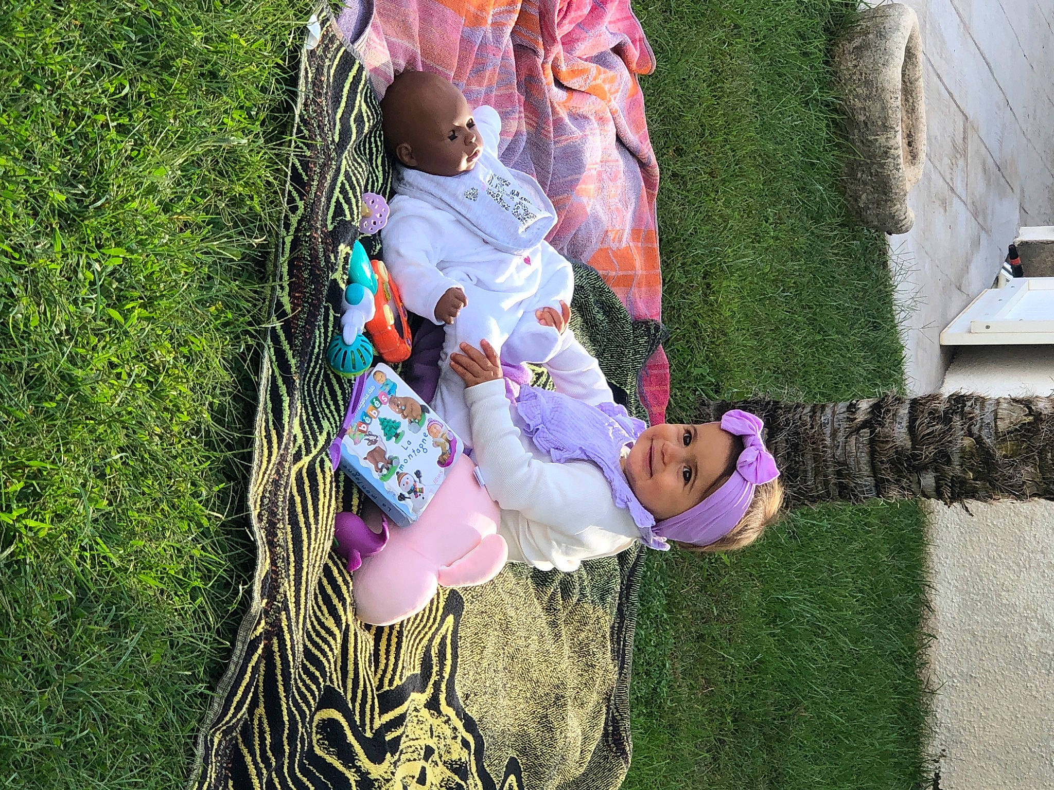 Lila a rejoint le concours — aidez-le/la à gagner de superbes lots ! child, fun, garden, grass, grass_family, happy, headwear, jeans, joy, leaf, leisure, magenta, people_in_nature, person, pink, plant, recreation, sitting, toddler, tree