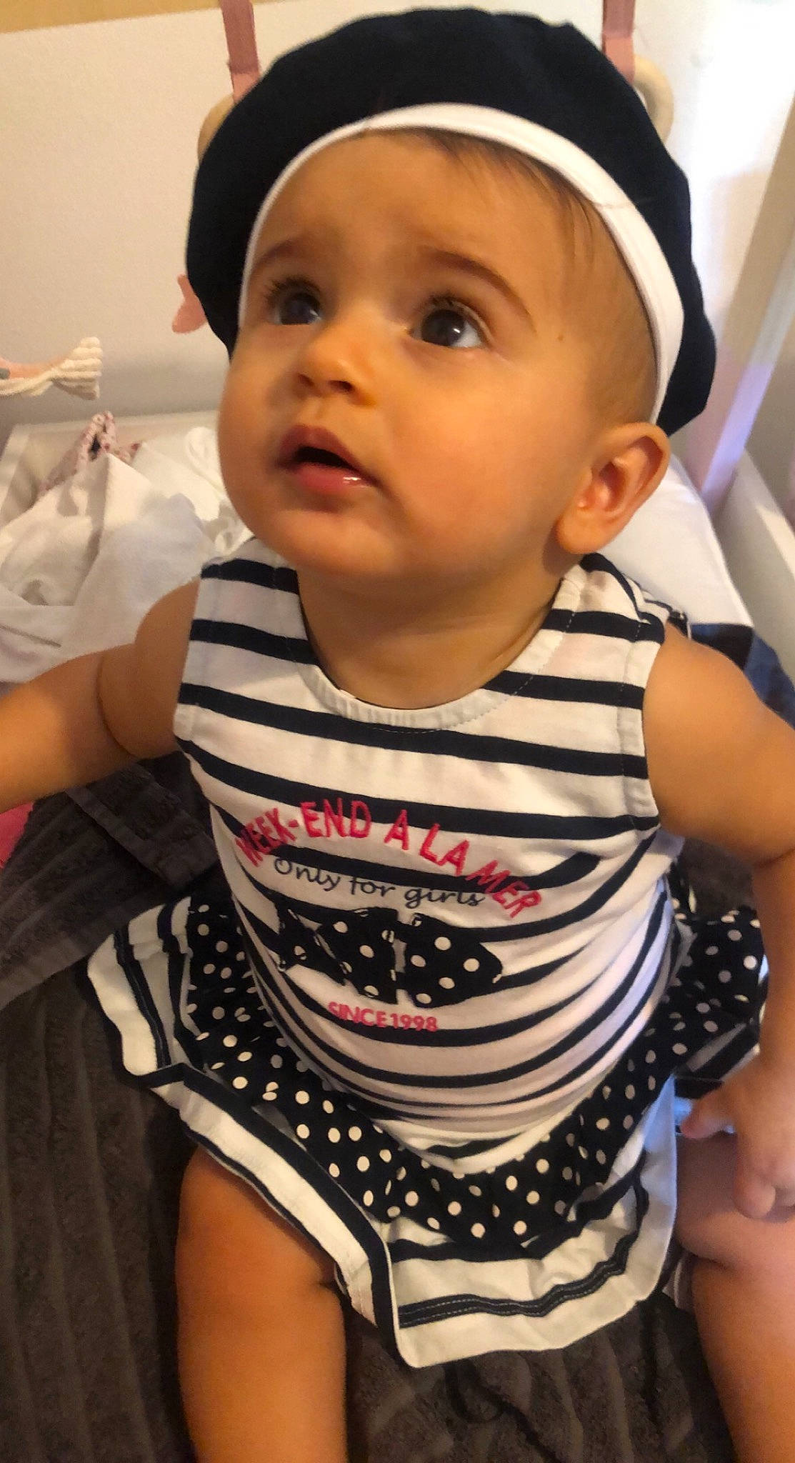 Lila a rejoint le concours — aidez-le/la à gagner de superbes lots ! arm, baby_toddler_clothing, cap, cheek, chin, eye, eyebrow, eyelash, face, facial_expression, head, iris, lip, mouth, neck, nose, organ, person, skin, sleeve