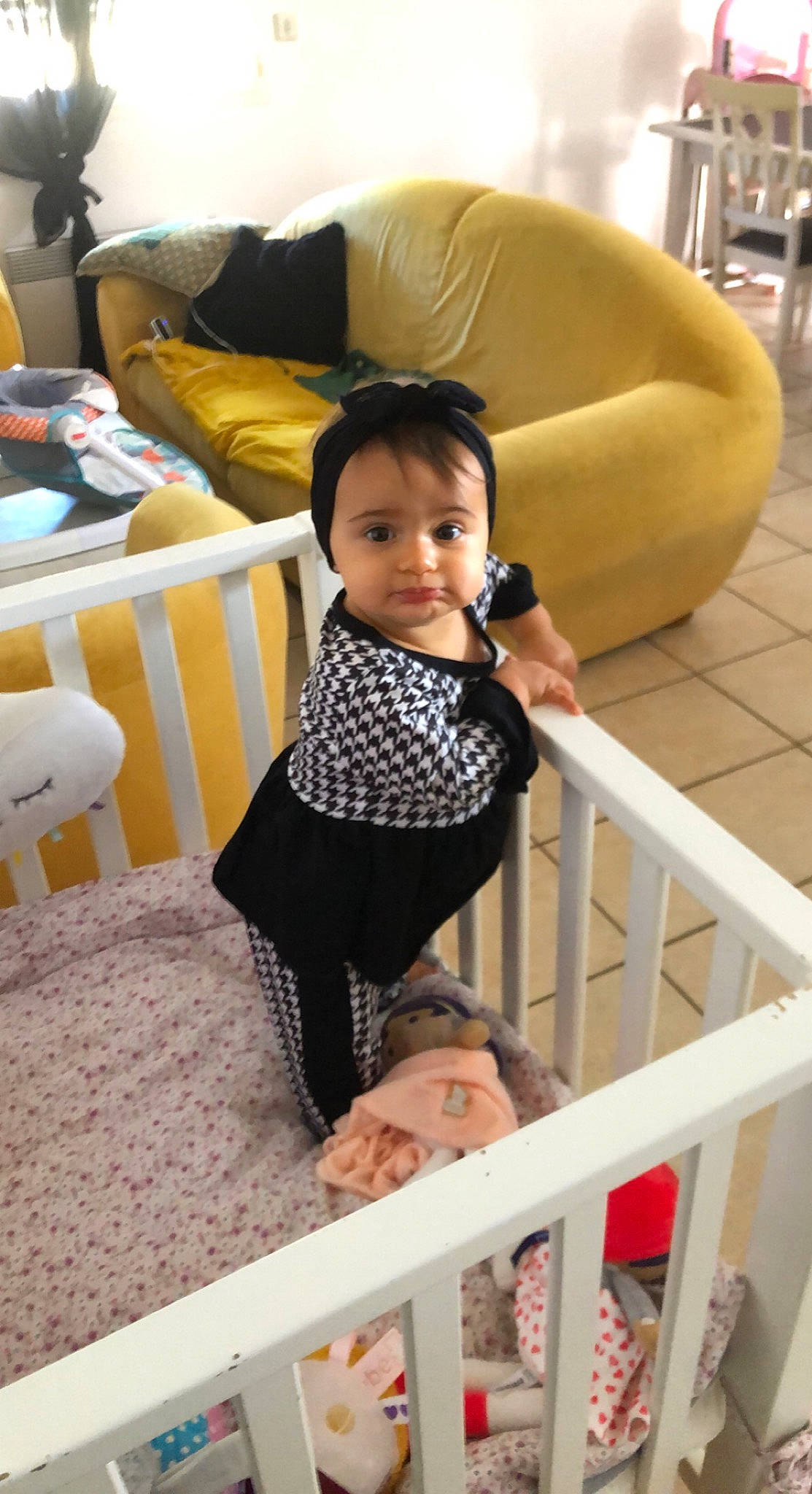 Lila a rejoint le concours — aidez-le/la à gagner de superbes lots ! baby, baby_products, baby_safety, baby_toddler_clothing, child, comfort, cradle, fun, happy, infant_bed, leisure, pattern, person, room, sitting, sleeve, t_shirt, toddler, white, wood